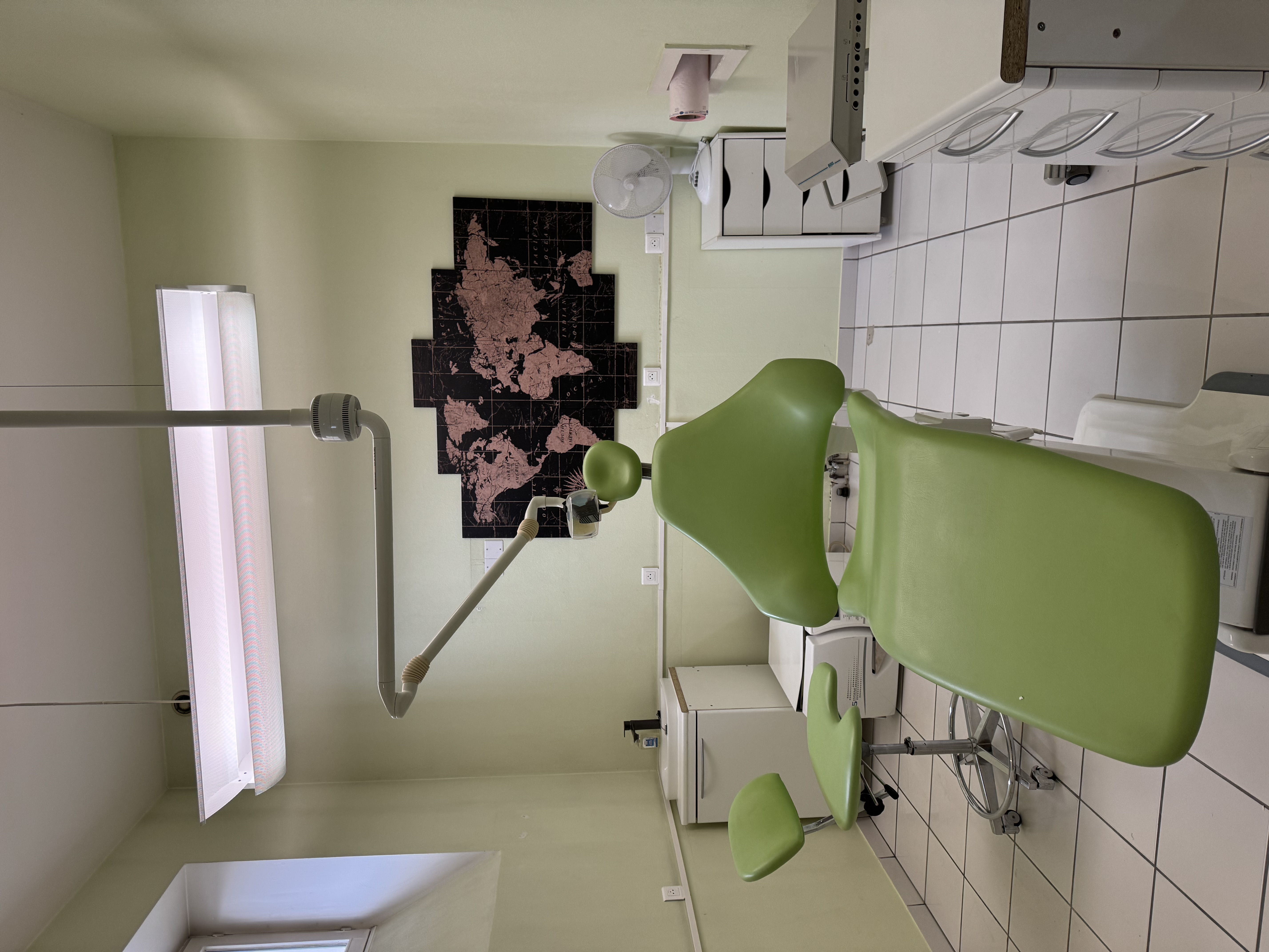 🦷Fonds de commerce Cabinet Dentaire   équipé à vendre – 110 m² – Patientèle existante – Coulommiers

Belle opportunité pour chirurgien-dentiste souhaitant s’installer rapidement !

À vendre fonds de commerce d’un cabinet dentaire entièrement équipé, idéalement situé à Coulommiers, à seulement 2 minutes à pied du centre-ville, dans un secteur dynamique avec accès facile et stationnement à proximité.

D’une surface d’environ 110 m², le cabinet est fonctionnel et bien agencé. Il comprend :
•3 salles de soins équipées
•1 salle de chirurgie
•1 salle de radiologie panoramique
•1 salle de stérilisation conforme aux normes
•1 vestiaire
•1 grande salle d’attente
•1 petite salle d’attente

Le cabinet est vendu entièrement équipé, avec notamment :
•fauteuils dentaires
•radio panoramique
•matériel professionnel complet

📊 Chiffre d’affaires moyen sur 4 ans : 125 000 €
👥 Patientèle fidèle et régulière
📅 Cabinet en activité depuis 2018

💰 Conditions de loyer:
• 1 dentiste  : 1 500 € /mois
• 2 dentiste :  2.000 € /mois
💰 Prix de cession du fonds de commerce : 139 000 €

Une excellente opportunité pour une première installation ou pour développer une activité existante dans un secteur recherché de Seine-et-Marne.

📄 Dossier et informations complémentaires sur demande.

Prix : 139.000 € 

📞 Contact : Filomena ALVES - 07 78 80 72 17
✉ filomena.alves@advicim.com