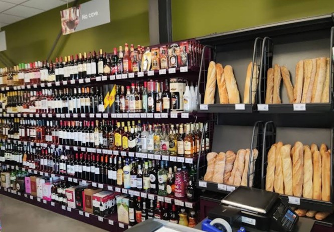 A 57 kilomètres au sud de Bordeaux dans un charmant village de Gironde , fond de commerce épicerie à vendre 

- Surface de vente : 100 M²
- Chiffres d'affaires : 400 K€
- Loyer : 645 €uros / mois
- Parking : 10 places

Magasin récent , actif de qualité , froid OK 

Disponible de suite cause départ à la retraite