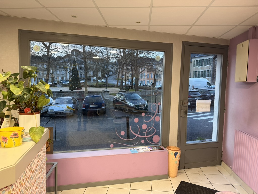 Découvrez ce charmant local commercial à vendre + fonds de commerce, situé au cœur d’Oloron-Sainte-Marie, dans un quartier historique très prisé ! 

Vendu avec le fonds de commerce, ce salon de coiffure établi depuis de nombreuses années (voir autre annonce) est une opportunité unique, qui vous permettra d’installer votre activité en toute sérénité et de sécuriser votre investissement.

Le prix de vente est très attractif, et le local, en excellent état, est prêt à accueillir votre projet dès demain.  

Profitez d’une excellente visibilité grâce à sa belle vitrine et d’une jolie vue sur la place centrale du quartier Sainte-Croix, un cadre idéal pour attirer votre clientèle.

Ne manquez pas cette occasion de vous implanter dans un quartier dynamique et plein de charme !
Contactez-moi pour plus de renseignements.
Roseline RABILLER