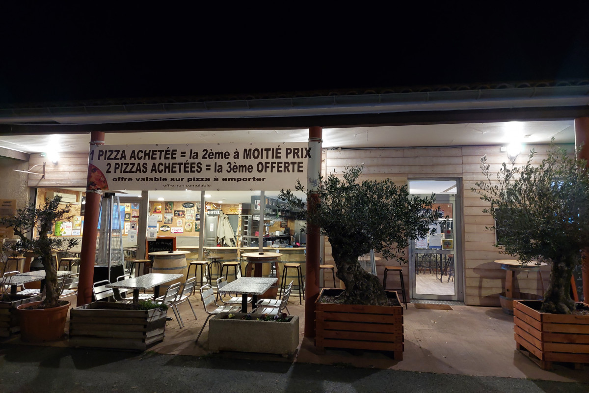 à vendre, pizzeria, restauration sur place et à emporter.
Cave à vin et bières et également vente de poulets rotis le week-end.
2 salles pouvant accueillir 50 personnes et terrasse couverte.
Matériel complet et récent.
Situé dans un village résidentiel et bourgeois de 2400 habitants, proche de Carcassonne.
Bonne clientèle fidèle et nombreuses possibilités de développement.