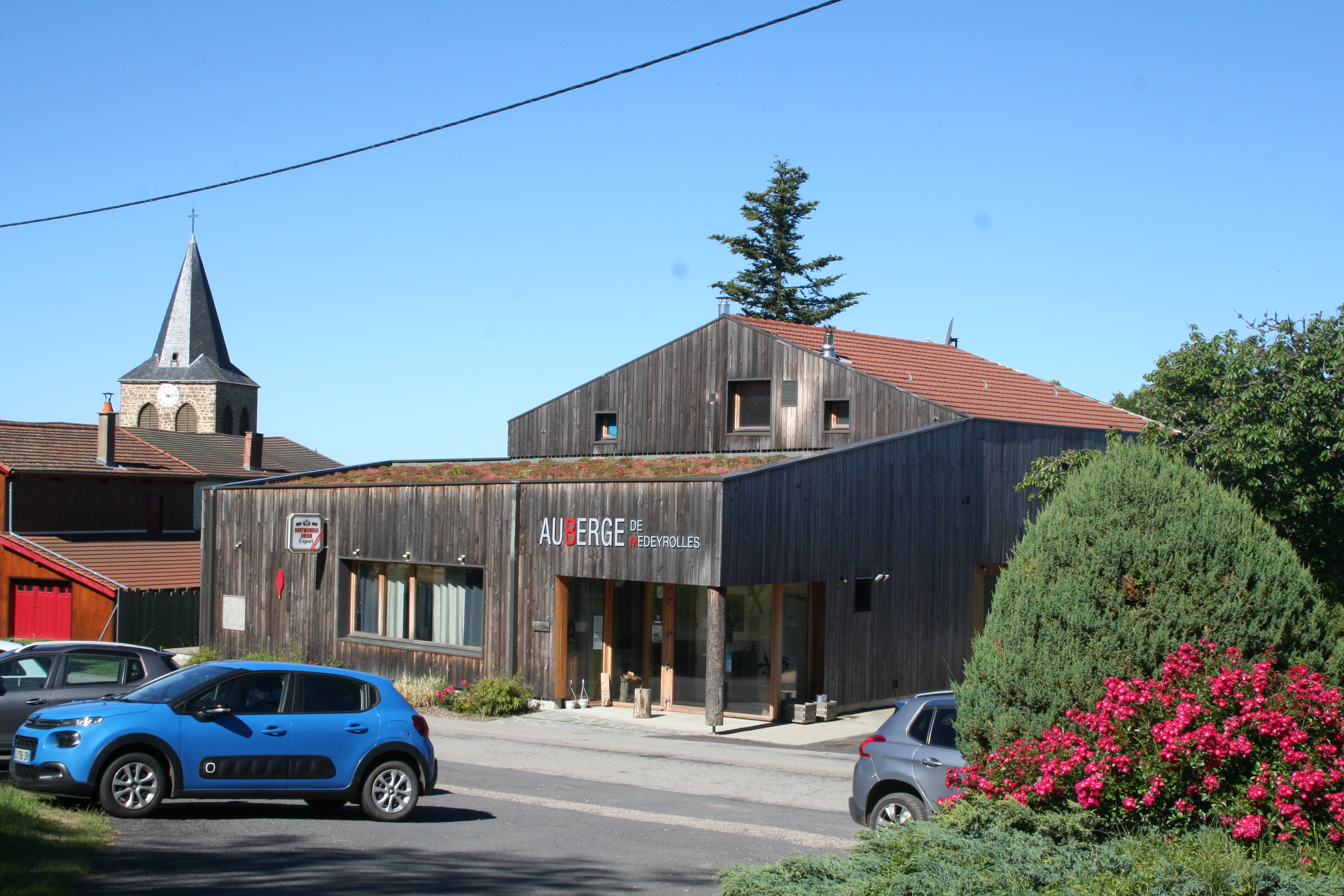 Bâtiment communal récent comprenant :

- une salle d'auberge : 40 couverts + terrasse avec licence IV
- une cuisine entièrement équipée 
- un appartement avec 5 chambres attenant dont 1 chambre indépendante avec salle d'eau qui peut être proposée à la location

Recherche cuisinier avec sérieuses références et si possible travaillant en duo les week-ends pour gérer l'auberge au mieux, mais aussi pour assurer l'accueil et l'entretien des autres équipements touristiques de la commune : gîte d'étape (15 places) + 3 chalets (6 couchages) labellisés Gite de France.

Pour plus de renseignements, n'hésitez pas à nous contacter.