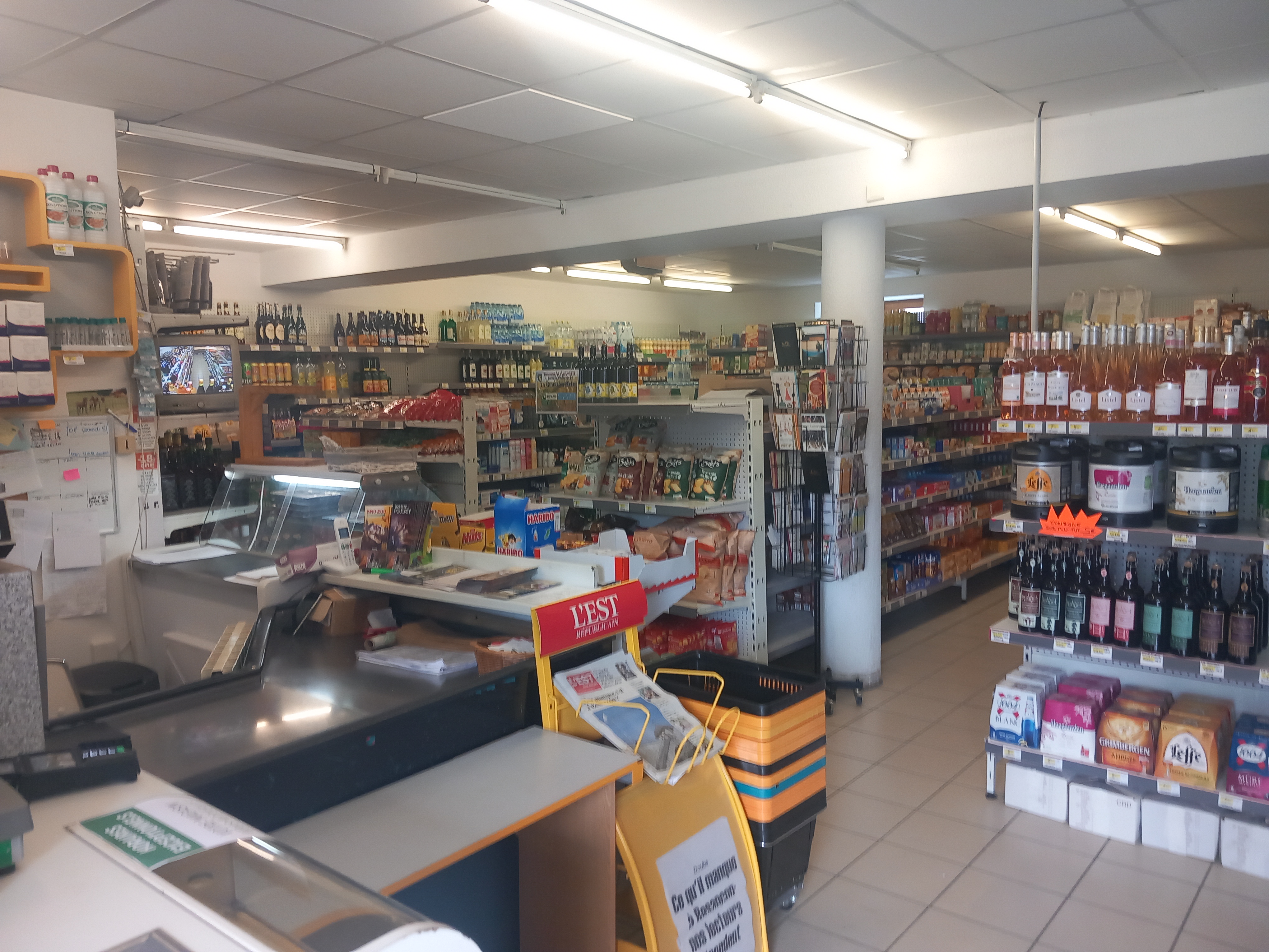 Vous avez envie de changer de vie ?
Vous voulez vous mettre au vert ?
Vous aimez le contact avec les gens ?

Alors venez visiter notre commerce de proximité, idéalement situé entre Besançon et Pontarlier, à 1h de la Suisse.

Ce fonds de commerce multi-services d'une surface de vente de 90 m2 peut convenir à un couple qui souhaite maintenir les tournées de livraison ou une personne solo , sans tournée camion.

Libre de tout engagement concernant l'enseigne, notre commerce bénéficie d'un loyer modéré de la part de la commune, propriétaire des murs.

 Nos fidèles clients vous attendent avec impatience et dans la bonne humeur :)

Pour plus d'infos, nous contacter par mail ou téléphone en sachant que le prix de notre fonds est négociable.

Au plaisir de vous rencontrer, 

Sylvie et Sylvain