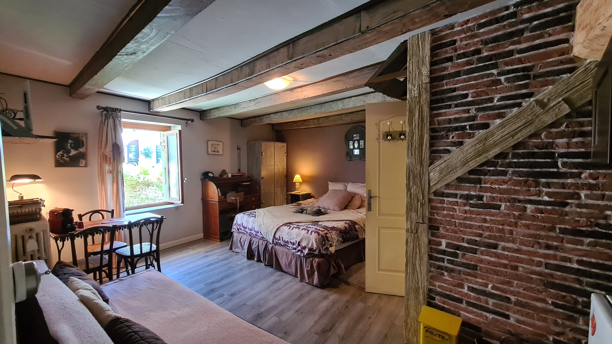 Situé en plein cœur du village touristique de Chanaz en Savoie, établissement avec sa terrasse au bord du Canal de Savières dans une zone à forte fréquentation touristique, en constante progression chaque année (300 000 visiteurs par an) 

Village très proche du Lac du Bourget, plus grand lac naturel de France, du Rhône, au bord de la Viarhona et du chemin de St Jacques de Compostelle. Au plus proche des balades en bateau, le canal de Savières reliant le Rhône avec le lac du Bourget. Nombreux artisans présent dans le village.

Très forte clientèle de locaux de Savoie et de Rhône alpes (25 min Aix les Bains, 40 min Chambéry, 45 min Annecy, 1h Geneve, 1H20 Grenoble, 1h30 Lyon) mais également large clientèle étrangère : Suisse, Allemagne, Italie, Néerlandais, ...)
Clientèle locale fidèle + afflux touristique saisonnier assuré

Vente du Fonds de commerce comprenant le restaurant, le bar, la vente à emporter, les chambres

Restaurant en excellent état, cuisine pro de 50 m² avec extraction 65 mm
Capacité : 40 couverts en salle, 120 en terrasse (jusqu'à 180 en période estivale)
Licence 3e catégorie - Ticket moyen : 35 € le midi / 40 € le soir
9 chambres d'hôtes attenantes sur 2 bâtiments, idéales pour diversifier l'activité (possibilité de loger 30 personnes sur 2 maisons, local vélo (labélisé accueil vélo et clévacances
Environnement familial, commodités et écoles à proximité

Activité saisonnière (mars à octobre) avec une ouverture possible à l'année grâce aux chambres
Chiffre d'affaires en progression constante
Affaire rentable avec un fort potentiel de développement (prolongation de la saison, événements privés, agrandissement, valorisation digitale...)

Un lieu authentique et plein de charme, idéal pour un couple d'exploitants à la recherche d'un cadre de vie unique et d'une activité clé en main au cœur d'un site touristique majeur.
Possibilité d'acquérir les murs tout de suite ou plus tard
Possibilité de commencer en location gérance sous conditions
Possibilité de louer ou d'acheter des biens dans le village voisin pour loger les futurs acquéreurs et/ou leurs employés
www.le-doux-nid.com