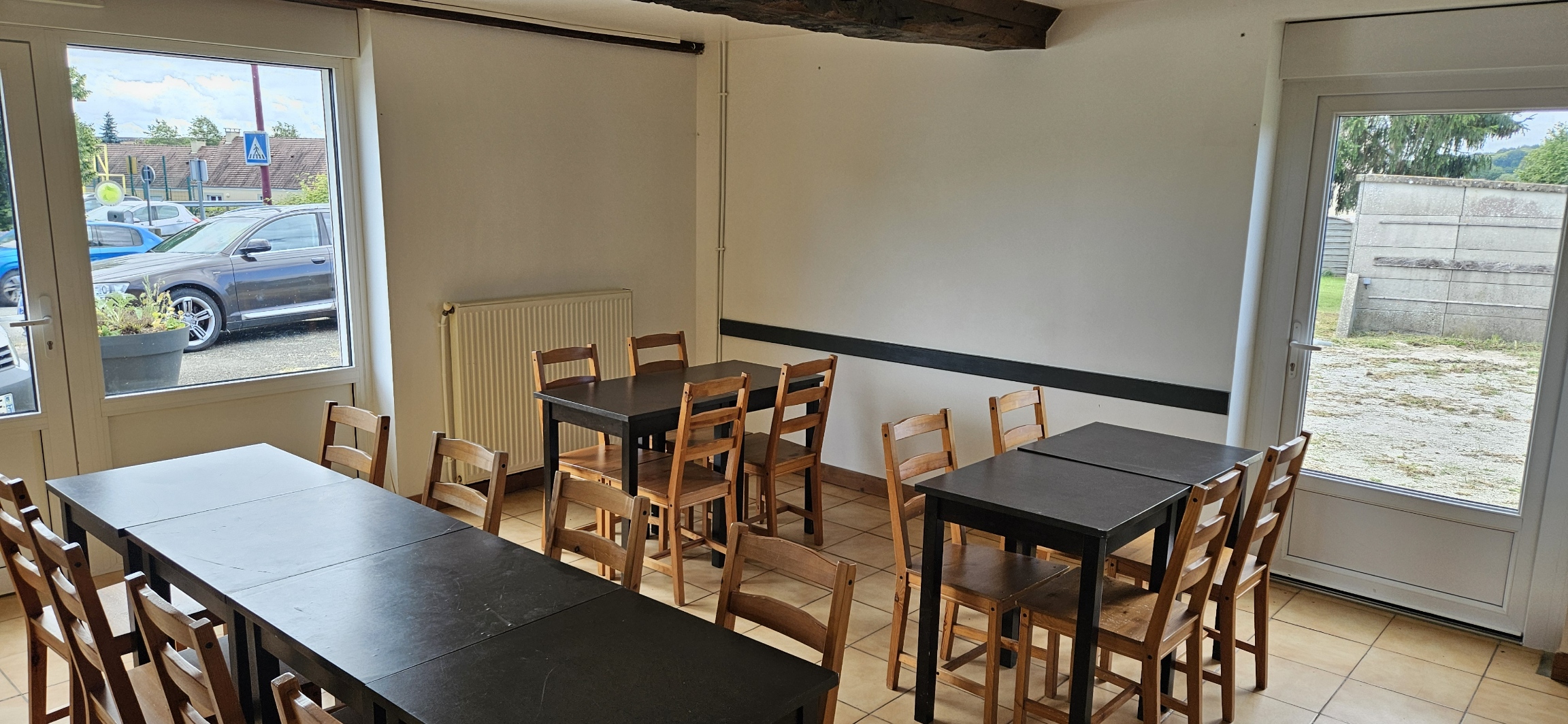 BAR RESTAURANT à louer à 10 kilomètres d'Alençon dans un village de 750 habitants.
Les murs appartiennent à la Mairie. 
AU RDC le bâtiment est composé de deux salles pour l'activité restauration (50 couverts / tables et chaises en place), une salle avec cheminée pour le Bar et une salle utilisée pour l'activité Point Poste.
A l'arrière les cuisines professionnelles sont partiellement  équipées mais seront rapidement opérationnelles après installation du matériel manquant et quelques aménagements.
A l'étage un appartement avec 3 chambres, une cuisine et  une salle de bain. L'appartement n'est pas dissociable du bail et la sous-location est interdite.
Parking 30 voitures en face du bâtiment appartenant aussi à la Mairie.

La vocation de ce bâtiment est d'apporter aux habitants  tous les services attendus dans une commune rurale : Bar, restaurant, tabac, jeux, Point Poste, journaux etc... 
Idéal pour toutes personnes souhaitant s'investir et participer activement à la vie de notre village.