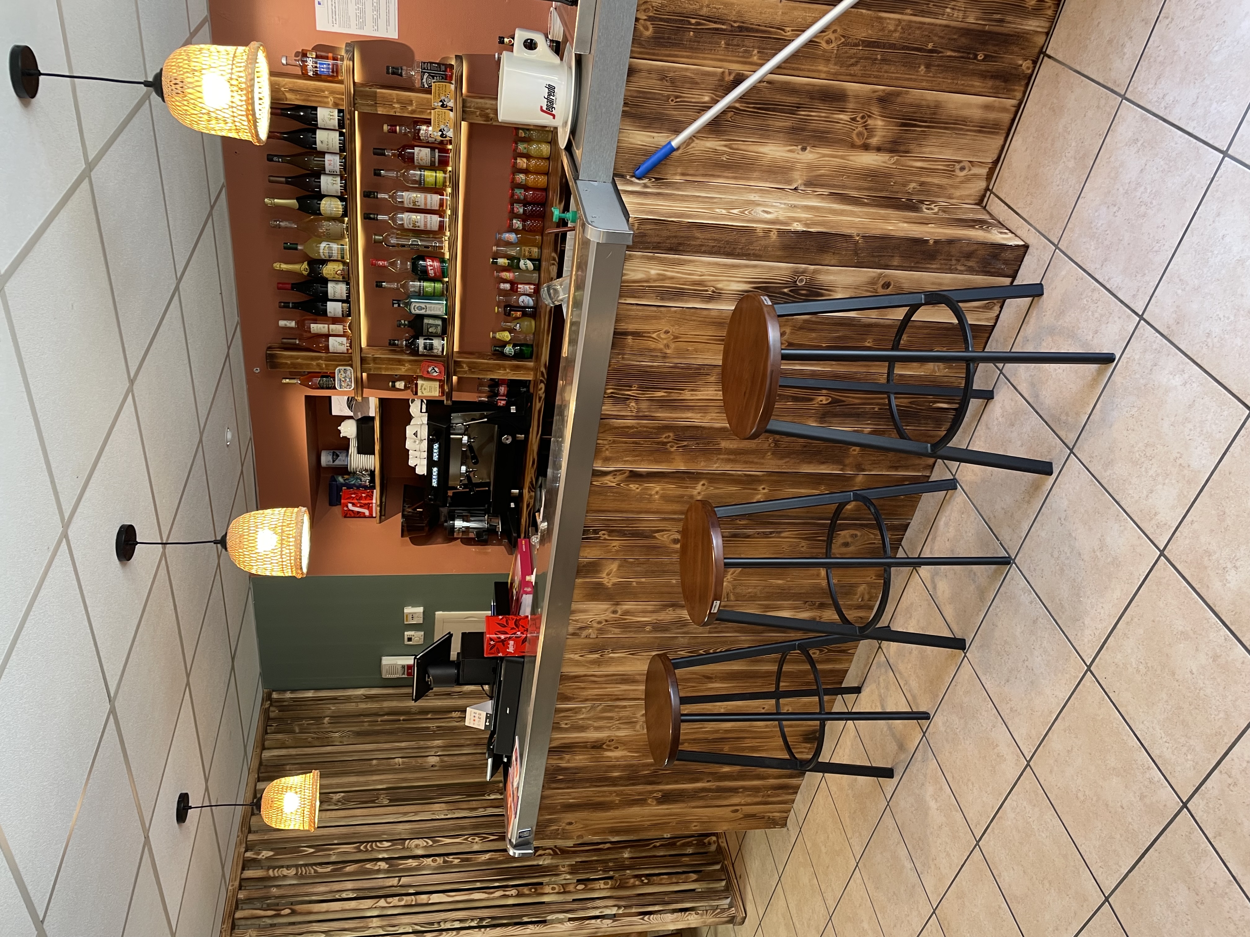 À vendre, fonds de commerce de restaurant-bar situé au cœur des Monts du Lyonnais.  Établissement actuellement exploité en restauration et bar, offrant plusieurs possibilités de développement selon le projet du repreneur : restaurant traditionnel, bistrot, bar-restaurant, traiteur, petite restauration ou concept plus personnel.  LES ATOUTS 📍 Emplacement dans le centre  🍽️ Activité restaurant + bar 👨‍🍳 Cuisine professionnelle équipée ( système d'extraction aux normes)  🪑 Salle de restauration 🍷 Espace bar 📦 Possibilité de développer l'activité traiteur 🌿 Potentiel important avec la clientèle locale et de passage 🏪 Établissement immédiatement exploitable 💡 Nombreuses possibilités de développement et de diversification  L'établissement bénéficie d'un cadre permettant à un repreneur de poursuivre l'activité actuelle ou de développer son propre concept.  ACTIVITÉS POSSIBLES  Restaurant traditionnel, bistrot de village, bar-restaurant, restauration du midi, soirées à thème, burgers, petite restauration, traiteur, événements privés ou professionnels, etc.  Vente pour changement de projet.  Dossier et informations complémentaires disponibles sur demande. ( uniquement par e-mail)   Visite possible sur rendez-vous.  Prix : 50 000 €