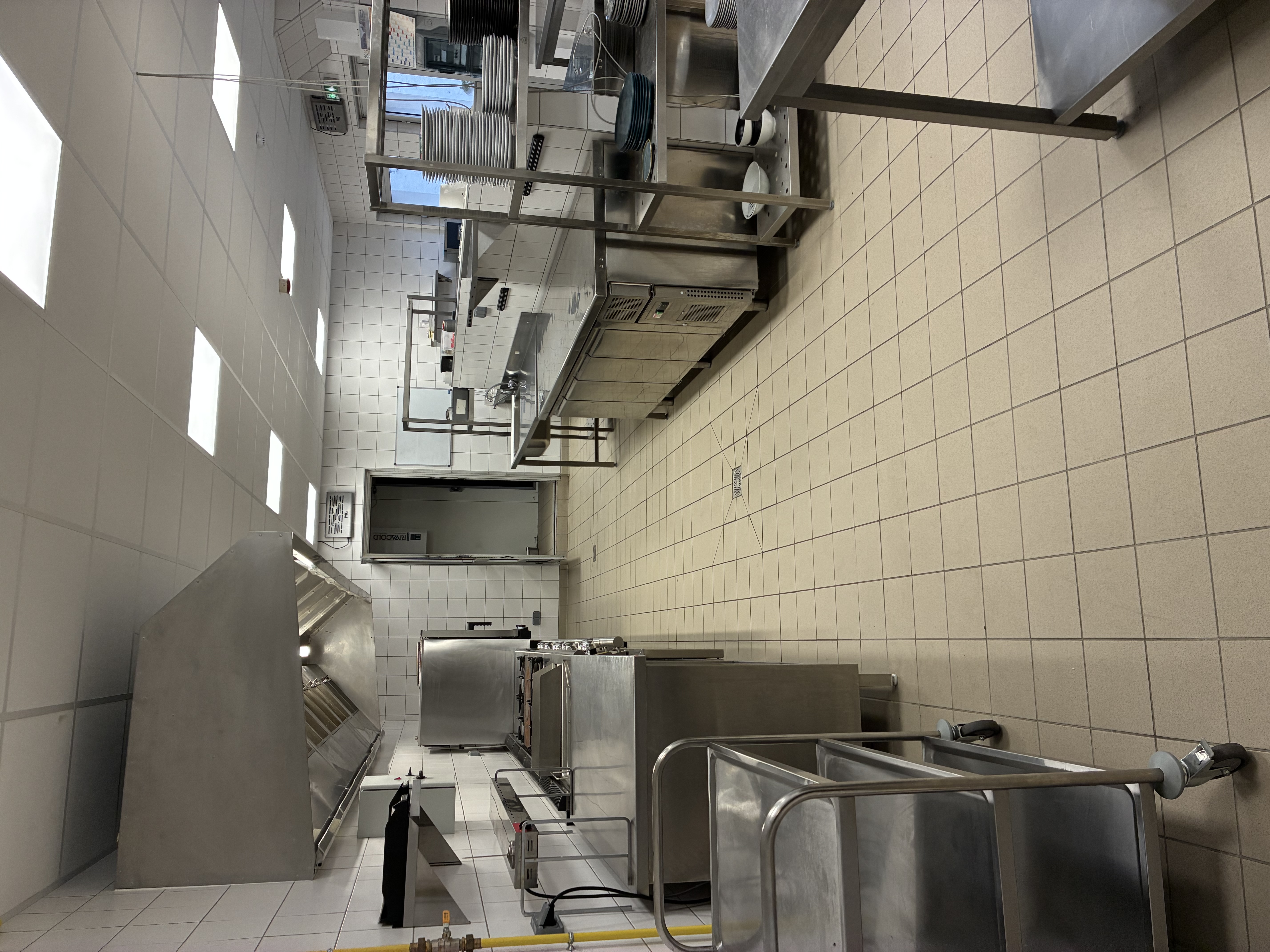 Le fonds de commerce mis à la disposition du porteur de projet est situé à proximité du cœur de ville, dans un ancien relais de poste du XVIIIe siècle, 7 rue du Faubourg Saint-Martin 89600 Saint-Florentin. D’importants travaux de réhabilitation et de mise aux normes ont été réalisés par la Communauté de communes depuis 2022.

Description : 

Salle de réception et de restaurant (70 couverts) : 120 m2
• Cuisine entièrement rénovée (matériel, sols, murs et plafond) avec chambre
froide : 75 m2
• Salon cosy(30 m2 ), espace bar (21 m2), terrasse dans cour intérieure,
• 16 chambres rénovées sur 2 étages (dont une PMR en RDC) sur 630 m²,
• chauffage gaz de ville (chaudière neuve),
• parking intérieur neuf places,
• toiture neuve,
• logement de fonction sur place (150 m²) avec une pièce de vie de 50 m², trois
chambres et deux salles de bain.

Montant du loyer : 

Le fonds et les murs seront loués moyennant une redevance mensuelle de
3 000 euros hors taxes (bail 3/6/9 ans).
Le preneur supportera également l’ensemble des charges locatives et devra acquitter en sus de la redevance globale, les impôts, contributions, assurances et taxes dues pour l’exploitation du fonds de commerce (taxe foncière de l’ordre de 8 000 euros/an).