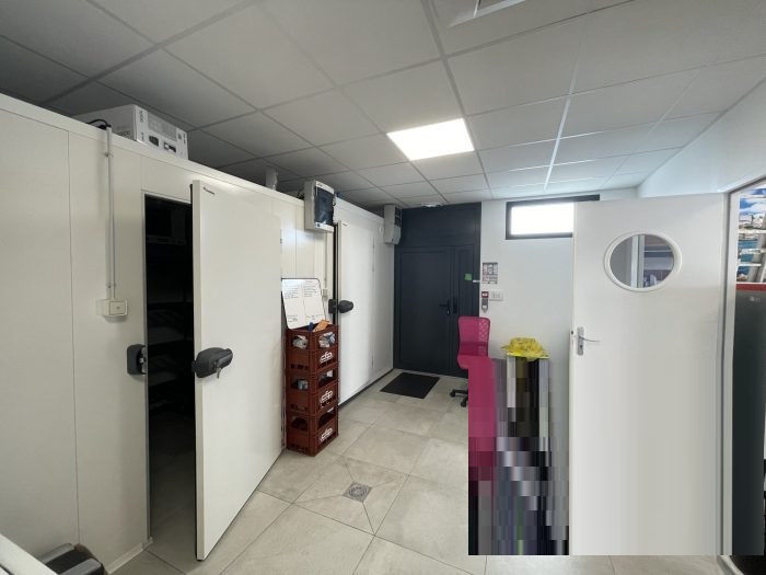 Centre-ville d'Erdeven.
Local commercial composé d'un espace de vente, une réserve avec 2 chambres froides, une salle de préparation,
un vestiaire et des WC, le tout sur une parcelle bitumée et clôturée d'environ 700m².
Constructibilité additionnelle possible sur la parcelle pour du commerce ou de l'habitation.