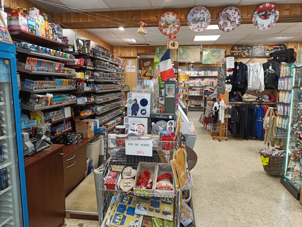 Vends cause retraite,Tabac,Presse,Fdj,Librairie,Souvenirs
Station Familiale été/hiver au coeur d’un grand domaine encore en développement
Saisons importantes avec du passage toute l’année,grand parking privé,quasi monopole
Magasin 100m²+réserve 50m² en très bon état(sécurité,caisses,agencement)
Idéal couple dynamique
Fermé 2x 2,5 semaines / an et coupure tous les midis 12h30/15h00 toute l’année
Fermé hors saison dimanche après midi et lundi toute la journée
Situation privilégiée,cadre de vie préservé,clientèle agréable
CA constante progression même en tabac et presse
EBE reconstitué 200 000€,COM 128000 ,CA280000 apport nécessaire 230000 €
tel après 20h
Agences s’abstenir