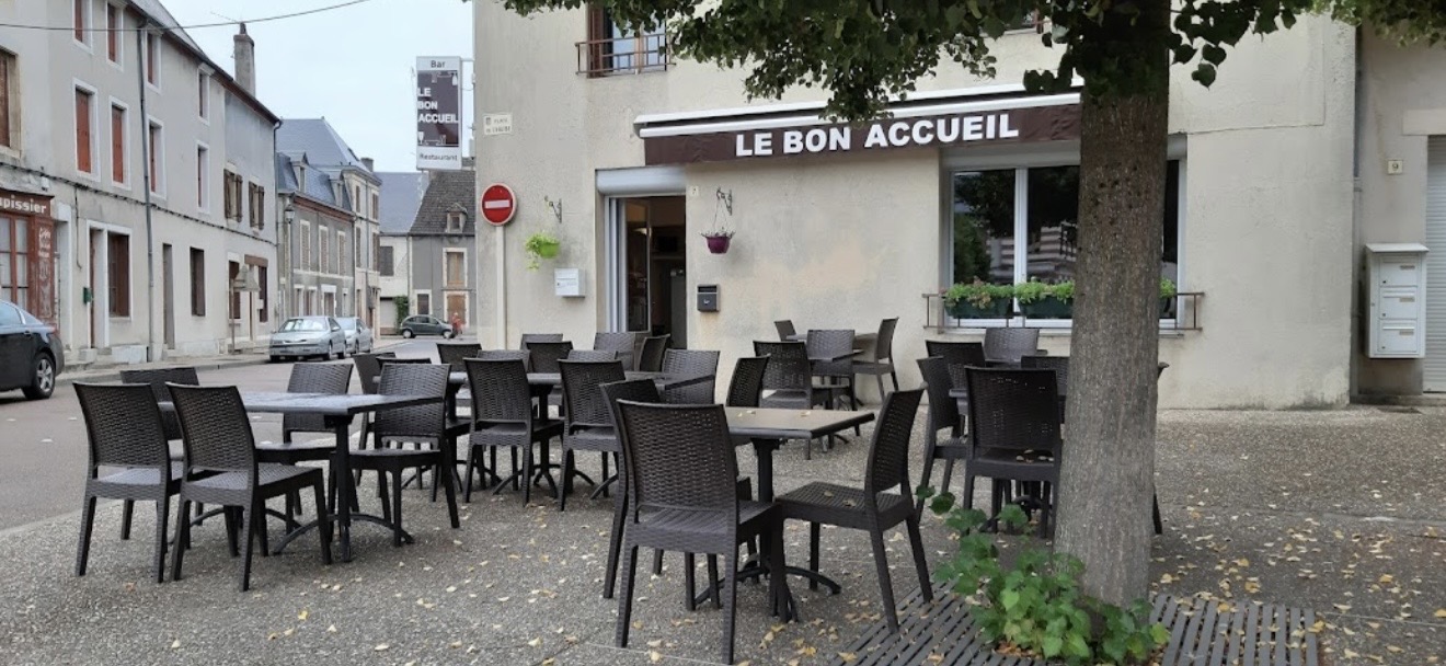 À vendre – Fonds de commerce Bar-Restaurant avec Licence IV – Murs en option – Saint-Pierre-le-Moûtier (58240)

Situé sur la place de l’Église à Saint-Pierre-le-Moûtier, ce bar-restaurant bénéficie d’un emplacement central et d’un fort potentiel de développement.

Le fonds de commerce – 63 000 €

Le fonds est vendu avec l’ensemble du matériel de bar et de restauration, permettant une reprise immédiate de l’activité.

Aucun contrat brasseur, vous restez libre de choisir vos fournisseurs.

Licence IV : 2 000 €

Le commerce

Bar de 24 places assises
Salle de restaurant de 30 places assises
Terrasse de 30 places
Cuisine professionnelle équipée
Réserve
Espace de stockage
Toilettes PMR

Travaux réalisés

Salle de restaurant et sanitaires rénovés en 2015
Chaudière gaz installée en 2015
Toiture 2015
Chauffage au gaz et électrique
Côté bar, seul le revêtement de sol reste à moderniser

Appartement de fonction rénové en 2022– Environ 120 m²

Au-dessus du commerce :

Cuisine aménagée (2023)
Grand salon
2 chambres avec possibilité d’en créer une 3ᵉ
grenier aménageable 
Salle d’eau
WC séparés
Palier
Chauffage au gaz

Murs commerciaux

Deux possibilités :

Achat des murs : 150 000 €
Ou location : 1 550 € TTC/mois pour les murs commerciaux + 400 € TTC/mois pour le logement si meublé 600€

Une belle opportunité pour un couple ou un professionnel souhaitant exploiter un établissement avec logement sur place.

Renseignements, bilan et chiffres d’affaires donnés à notre rdv, photos complémentaires et visites sur demande.