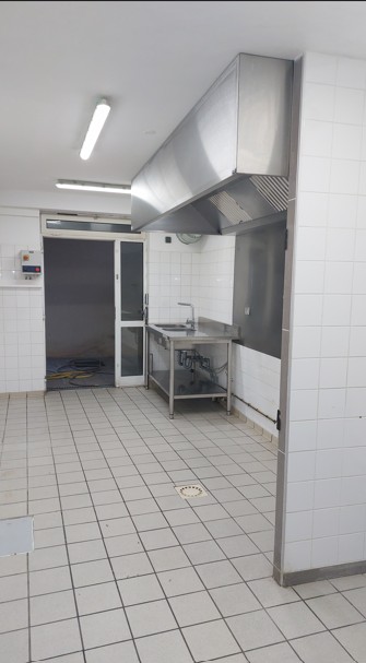 Bar-restaurant de charme, convivial et au coeur du bourg, vous attend ! La commune est propriétaire des murs et de la Licence IV, qu'elle met à disposition du futur exploitant. Saint-Julien-de-Civry est un joli bourg bourguignon entre charolais et brionnais, au charme et à l'identité affirmés. Plusieurs commerces animent ce village de près de 500 habitants (boulangerie, coiffeur, cabinet médical et infirmier, cabinet vétérinaire, une médiagora et un marché mensuel, notamment et de nombreux artisans locaux). Un tissu associatif riche et dynamique propose animations et temps forts conviviaux. Ce bourg est authentique, niché au creux du bocage charolais et son restaurant, un lieu attendu de bonne chère et de partages ! 
L'ensemble proposé par la commune se compose ainsi :
- en rez-de-chaussée, une surface totale de 75 m2 (bar de 20 m2, salle de restauration de 20 m2, une véranda de 20 m2 et une cuisine de 15 m2). Soit, 3 espaces d'accueil (véranda, bar, salle de restauration).
- au 1er étage, 75 m2 de logement (T3)
- chauffage par climatisation réversible et chaudière au fioul en appoint.
Les locaux sont loués nus, le candidat doit prévoir l'équipement cuisine (hormis la hotte et la plonge installées), salle et bar.
Loyer pour l'ensemble : 420 euros HT mensuels (plus 1 mois de caution)