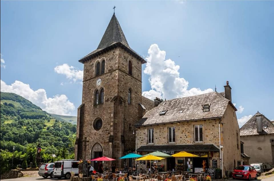 Située en plein coeur du bourg de St jacques des Blats, nous mettons en vente notre fond de commerce (local commercial idéal pour la restauration) .
	-Le locale est une bâtisse en pierre datant de 1910 , toit ardoise.. 
	-Rez de chaussée: commerce, bar épicerie restaurant meublé, cuisine équipée pro ( plancha, four trimix, piano, saladette réfrigérée, plonge...), le tout refait à neuf en juillet 2021, équipement neuf. Côté commerce: comptoir et épicerie réalisé par un artisan local. Réserve de 30m2. Chaudière à boise ou granulés. Licence 4. Terrasse de 50 places . Intérieur de 30 places.
	-PRIX  105 000€ fond de commerce /// 800€ TTC location murs commerce 

Possibilité de louer appartement  au dessus PRIX 700€ TTC
Les travaux de rénovation datent de 2023 pour la partie habitation avec une très bonne isolation, fenêtre pvc double vitrage.
	- 1er étage : habitation avec grande pièce de vie ouverte de 90m2 avec cuisine, salon, salle à manger, bureau (loft). Poêle à granulés.		.
	- 2éme étage : 2 chambres , salle de bain douche, baignoire, wc.
	-Comble aménagé : 1 chambre en mezzanine

A 5 min de la station de ski de Super Lioran, idéalement située pour les départs de randonnée. Ce petit village accueillant du Cantal possède plusieurs commerces (boulangerie, bar tabac, camping, plusieurs hôtels restaurant) ainsi qu'une école, La poste. Vue imprenable sur les montagnes. 

Demande de photos supplémentaires ainsi que les bilans du commerce sur demande.
Contact par Mail ou Boncoin uniquement.
Pas de gérance au location vente.
Possibilités de vente des murs par la suite.