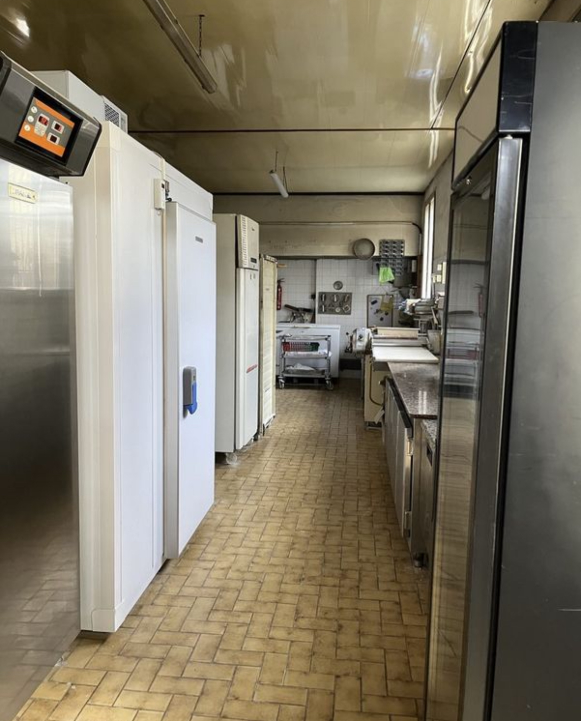 Boulangerie Pâtisserie de 300m2

Entreprise familiale implantée depuis 40 ans au cœur de la commune.
Se distingue par sa cuisson traditionnelle au feu de bois, four visible depuis la boutique qui a elle été rénové récemment. 
Affaire clé en main, saine et prospère, n’attend plus que des repreneurs pour poursuivre et développer cette boulangerie et permettre à ses gérants de partir en retraite.