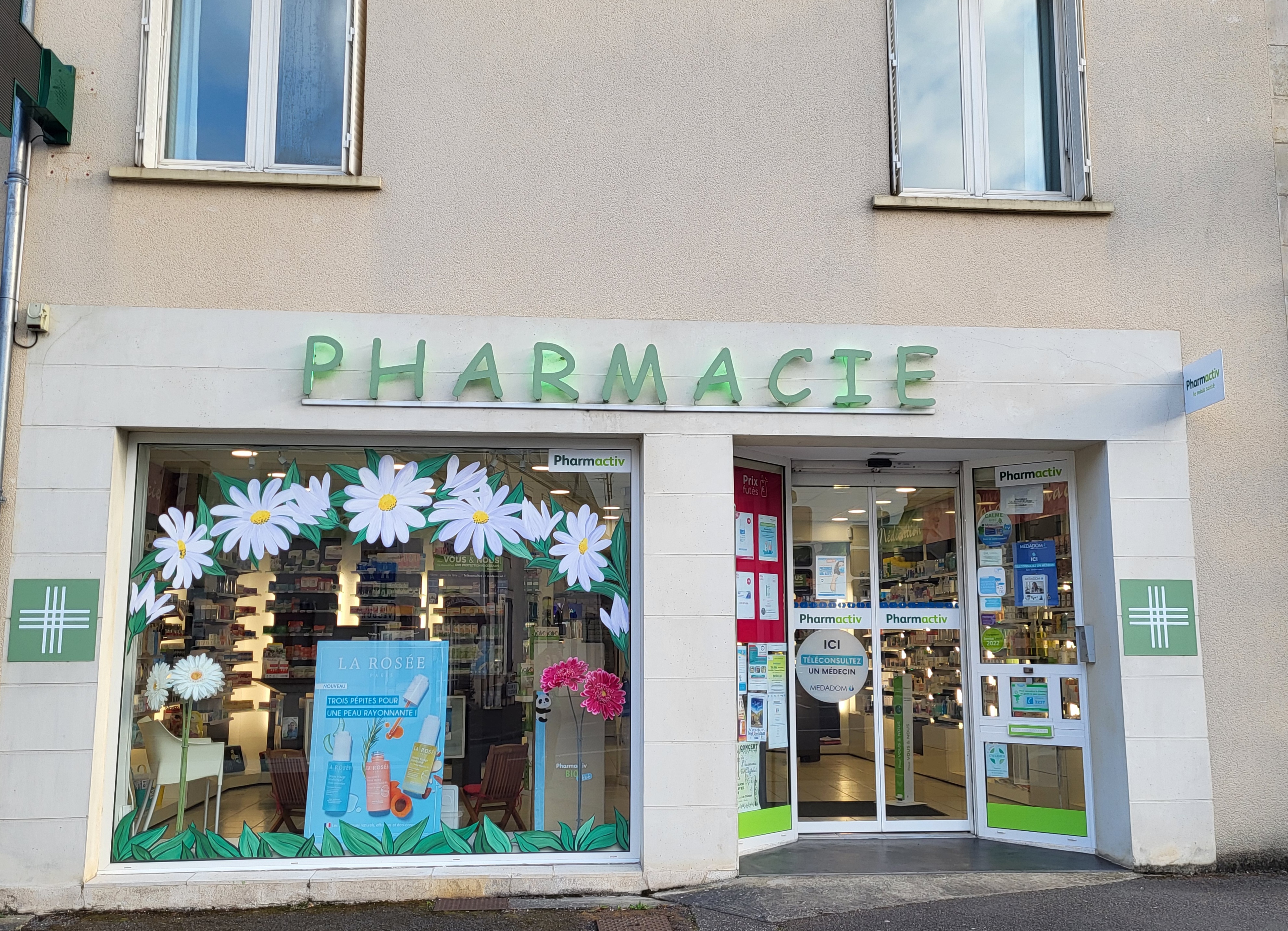 PHARMACIE de centre bourg à CULAN (18270)
Seule au village, elle est sur un axe passant prés des commerces et parkings et à 20Km de l'autoroute A71 (Paris-Clermont).
Cadre agréable et touristique avec son chateau du XIII ème siécle, sa rivière de première catégorie et la proximité de la forêt de Tronçais.
La clientèle, sympathique et fidèle, se répartit dans le bourg, les villages et hameaux environnants et une résidence pour sénior avec 50 appartements.
Il y a une Maison de Santé Pluridisciplinaire, MSP, avec Médecins, Infirmières, Dentiste, kinésithérapeutes, Ostéopathe, Orthophoniste, Psychologue, Pédicure.
Le village, dynamique, est situé en FRR (ex ZRR) permettant des exonérations fiscales attractives.
La Pharmacie présente un bon potentiel (missions non exploitées) dans un cadre moderne et serein avec une bonne rentabilité.
Le local, en SCI, peut être loué ou vendu.
CA:  1450 K€