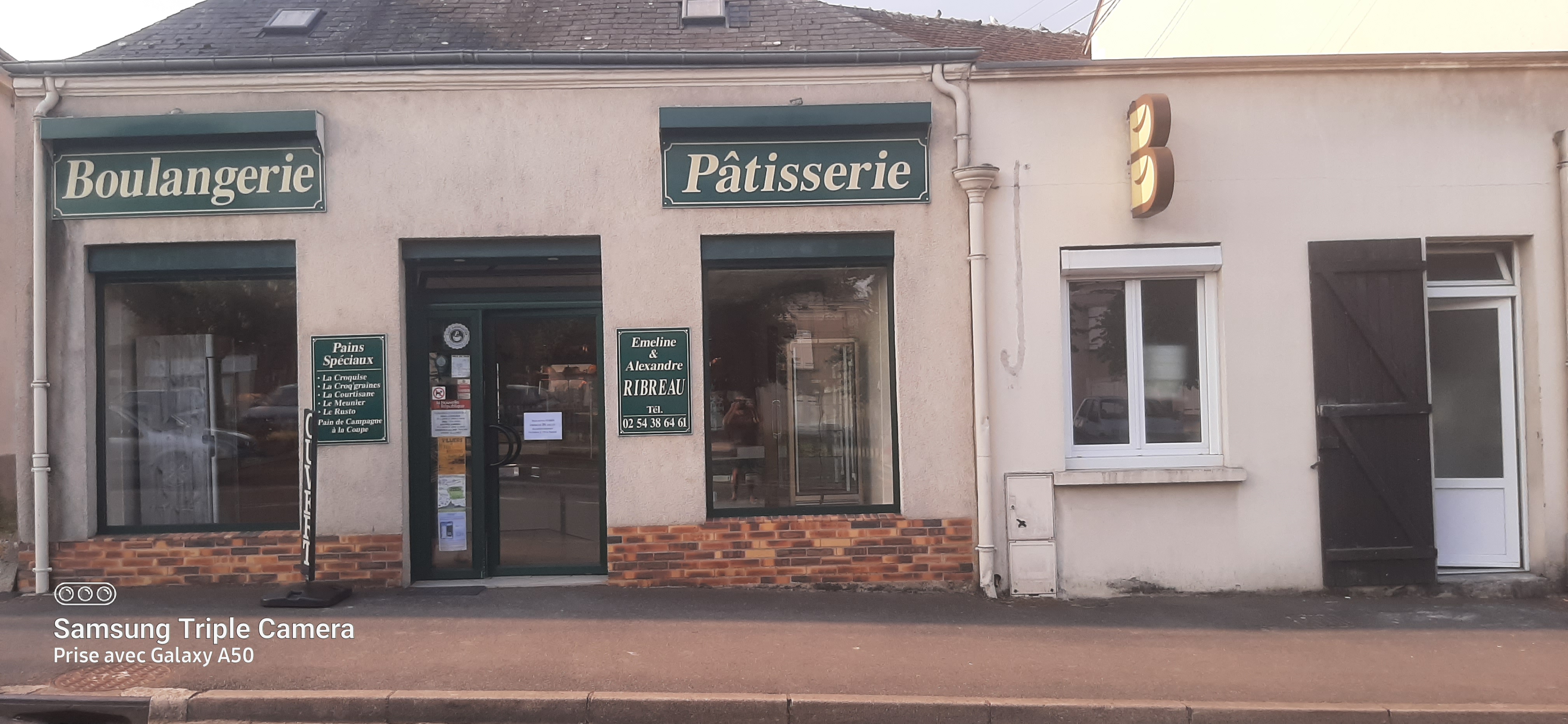 Recherche d’un repreneur pour maintenir une boulangerie à Clion-sur-Indre ,c'est le village de mon enfance de 1000 habitant ,il faut pas que ce commerce disparaisse , la commune compte sur votre aide .
La commune de Clion-sur-Indre recherche un artisan boulanger souhaitant développer son activité ou s’installer sur un emplacement de qualité.
📍 Les atouts du site :
✅ Implantation directe sur la D943, un axe très fréquenté avec environ 4 500 véhicules par jour.
✅ Grand parking permettant un stationnement facile.
✅ Espace de pique-nique à proximité, offrant un lieu de halte apprécié des habitants et des voyageurs.
✅ Clientèle locale déjà existante.
🥐 Plusieurs solutions sont envisageables :
• Reprise de la boulangerie actuelle.
• Ou tout autre projet permettant de maintenir ce commerce de proximité, essentiel à la vie de notre commune.
📞 Vous êtes intéressé(e) ou vous connaissez un professionnel susceptible de reprendre cette activité ? Contactez la mairie de Clion-sur-Indre pour échanger sur votre projet, ou mon numéro: 0686420778 .
Il y a avec la boulangerie un logement tous confort :
cuisine
salle à manger
3 chambres