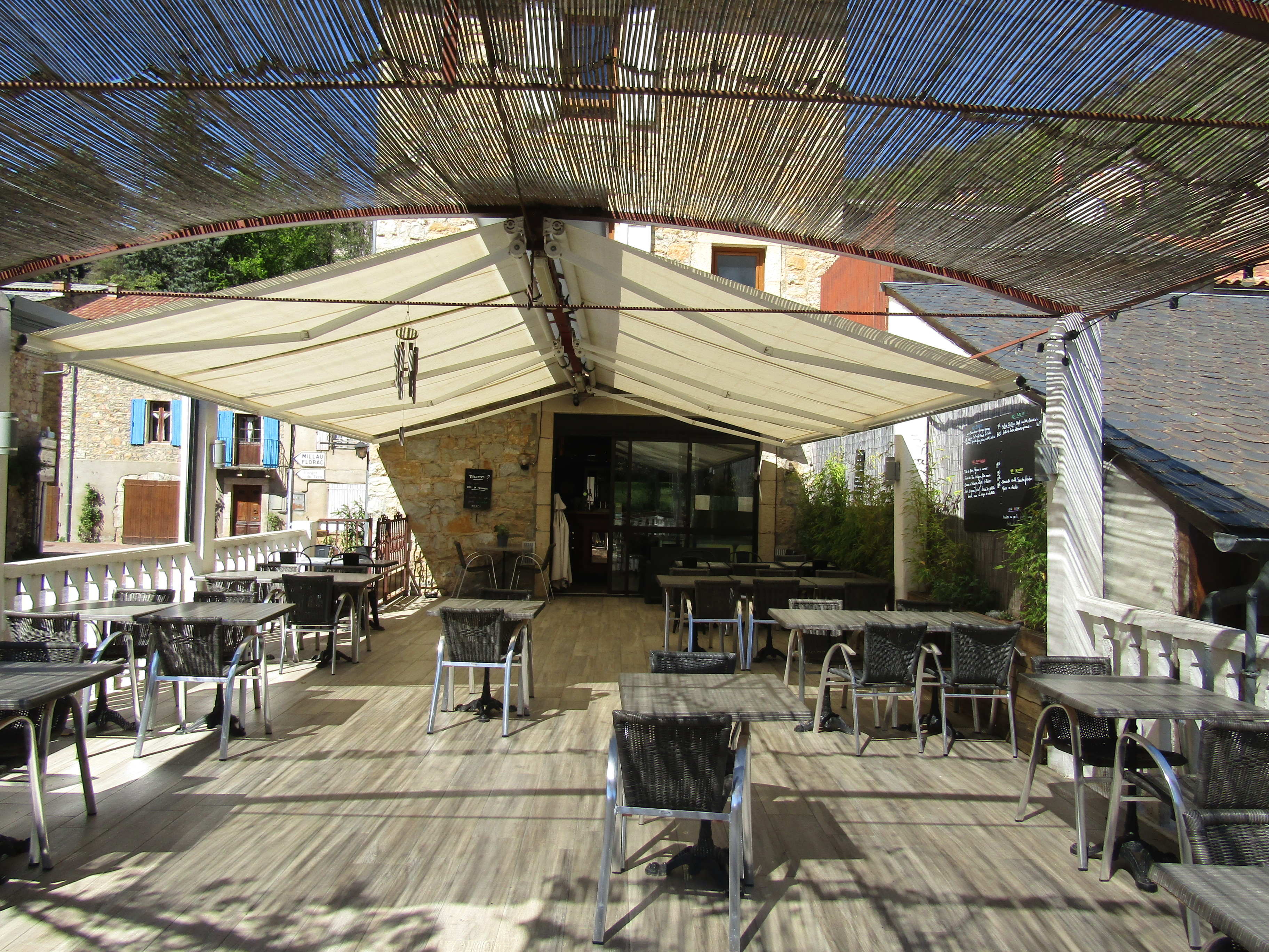 À vendre, un restaurant-bar situé dans les gorges du Tarn, au sein d’un village à forte fréquentation touristique, à environ 30 minutes en voiture de Millau (12).
L’établissement dispose d’une licence IV et propose une cuisine faite maison à partir de produits locaux. La clientèle est majoritairement touristique, avec de nombreuses structures d’hébergement à proximité (hôtels, chambres d’hôtes, campings).
L’activité est saisonnière, avec une ouverture d’avril à septembre et une fréquentation particulièrement soutenue en juillet-août. La capacité d’accueil est d’une cinquantaine de couverts en terrasse (grande terrasse ombragée avec vue plongeante sur la Jonte) et d’une dizaine en intérieur.
Le restaurant a été rénové en 2022. Il dispose d’une cuisine ouverte et d’une cave d’environ 120 m². L’ensemble du matériel nécessaire à l’exploitation est inclus dans la vente.
Le bien est un ancien hôtel-restaurant. À l’étage, plusieurs chambres et une cuisine, actuellement utilisées comme logement pour le personnel, peuvent également servir au logement de l’exploitant.
Le personnel est uniquement saisonnier, donc aucune reprise de salariés n’est à prévoir.
Des pistes de développement existent, notamment l’élargissement de la période d’ouverture et l’augmentation de la capacité d’accueil.
Un accompagnement par le cédant peut être envisagé au démarrage afin de faciliter la reprise. Bail commercial : 1900 € TTC /mois.
Vente du fonds de commerce : 195 000 €
Référence : L0507