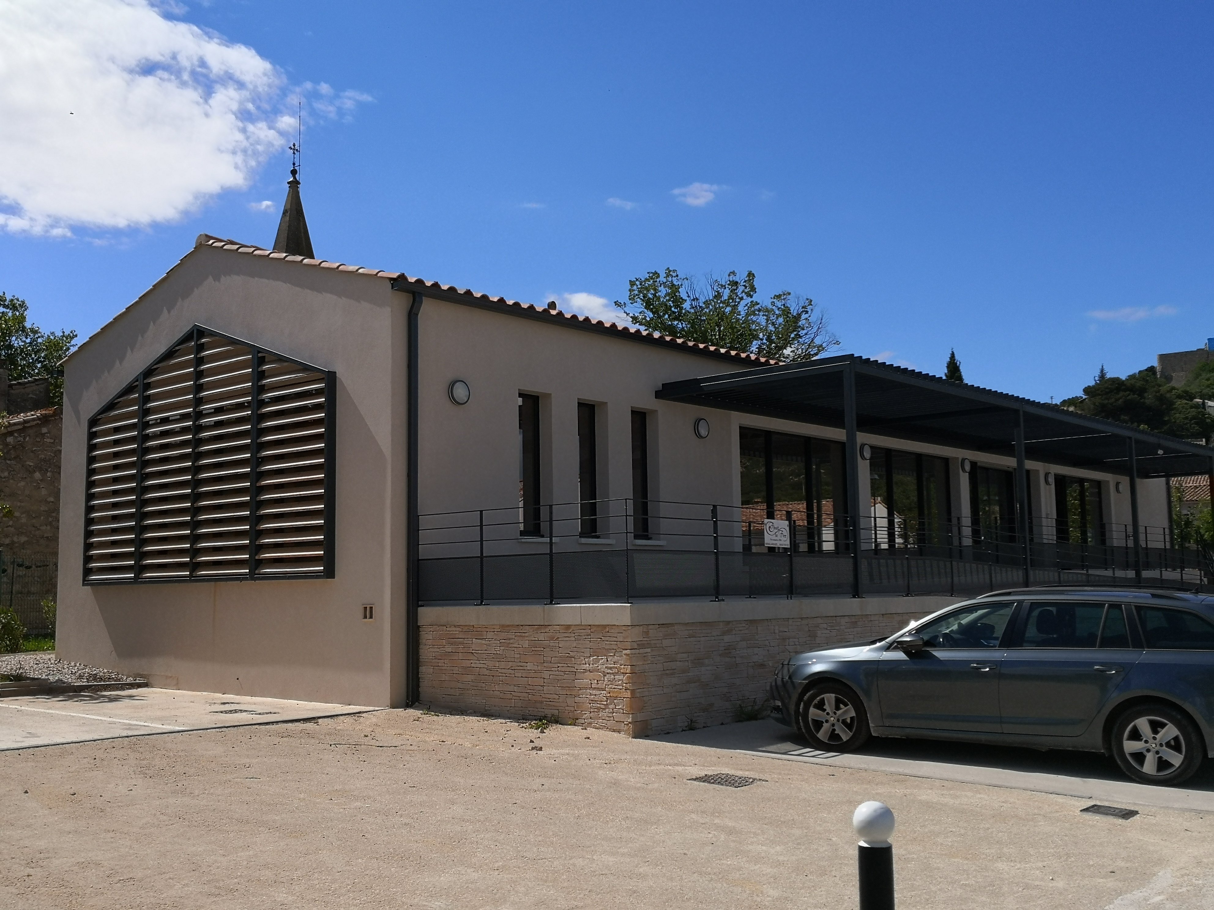 En 2023, la commune de LEDENON a réalisé la construction d’un bâtiment à usage commercial pour permettre l’installation de commerces de proximité.

Ce bâtiment comporte 2 parties : 
	Un local où un salon de coiffure s’est installé en septembre 2023,
	Un local pour permettre l’installation d’un commerce alimentaire.

Il bénéficie d’une bonne visibilité en raison de son emplacement au cœur du village, sur l'axe principal.

Engagée pour le maintien des services de proximité, la commune de LEDENON souhaite confier l’exploitation de cette épicerie à un professionnel en louant ce local d’une superficie de 200 m².

Le dossier de l'appel à candidature est à retirer auprès des services de la commune à l'adresse mail suivante: mairie@ledenon.fr