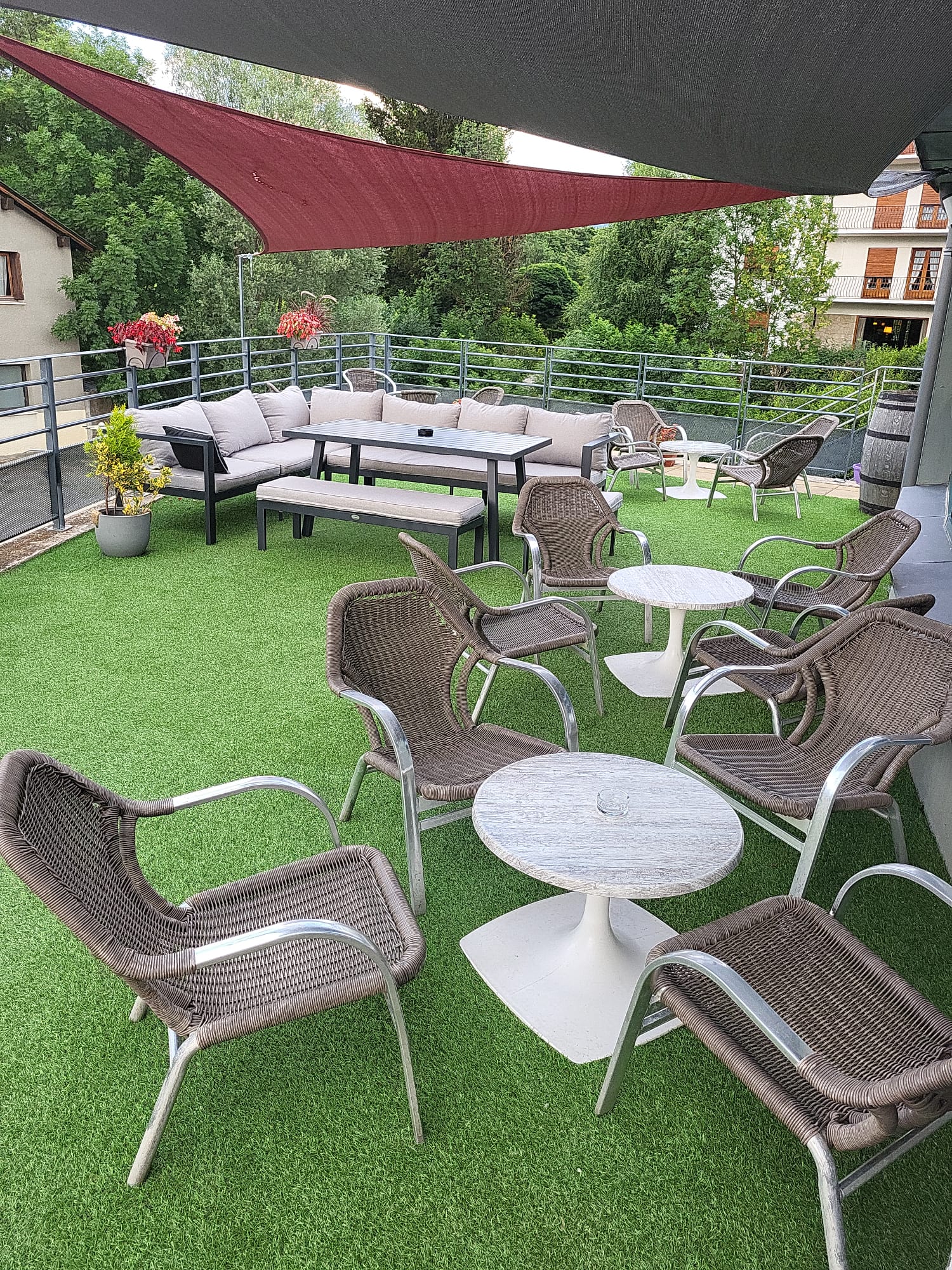 Basse cerdagne, fort potentiel pour ce bel établissement redécoré et ré-aménagé en 2023, cuisine ouverte, avec deux belles terrasses extérieures et un pub à l'étage équipé son & lumières, cabine DJ et téléviseurs pour divers événements festifs et sportifs.
Surface exploitable environ 300 m2, places assises intérieur 50, extérieur +50.
Libre de tout contrat, fournisseurs et salariés.
Exploitable á 2 personnes hors saison+ 2 saisonniers haute saison.
Service midi : ouvriers, commerciaux,locaux et tourisme (gare train jaune à proximité) et passage vers Espagne et Andorre. Ticket moyen 25/30€.
Service soir : locaux, tourisme franco/espagnol. Ticket moyen 30/40€.
Pub actuellement exploité soirs et weekends en bar à tapas.
Faible loyer 600€ + 200 € licence 4 (communal). Bail commercial jusqu'en 2033 renouvelable.
CA moyen 215000€
Vendu entièrement meublé et équipé 95000 €
Pour plus de renseignements, photos et vidéos contact mail ou téléphone.