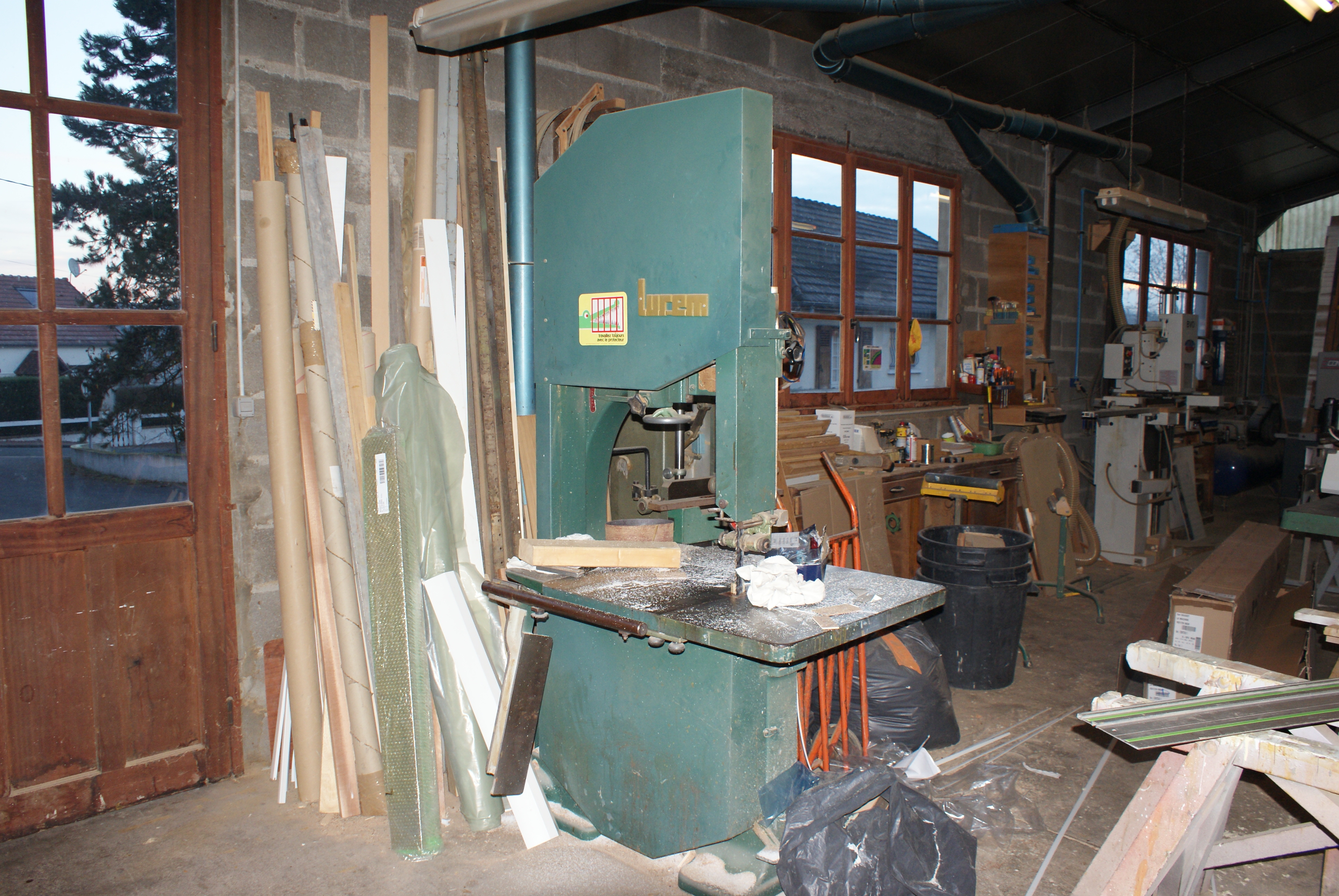 Cession d’activités pour cause de départ en retraite.

Bâtiments industriel pour activités de fabrication de menuiserie/charpentes/escalier bois et PVC composés de:

- 1 atelier de production de 200m2 avec machines stationnaires de fabrication aux normes
- Bureaux de 73m2
- Salle de repas équipé 
- Stock de matières premières
- Matériel et outillage laissés à l’acquéreur
- Chariot élévateur
-Camion 
- Parking extérieur 300m2
- 2 Bâtiments de stockage indépendants de 70m2