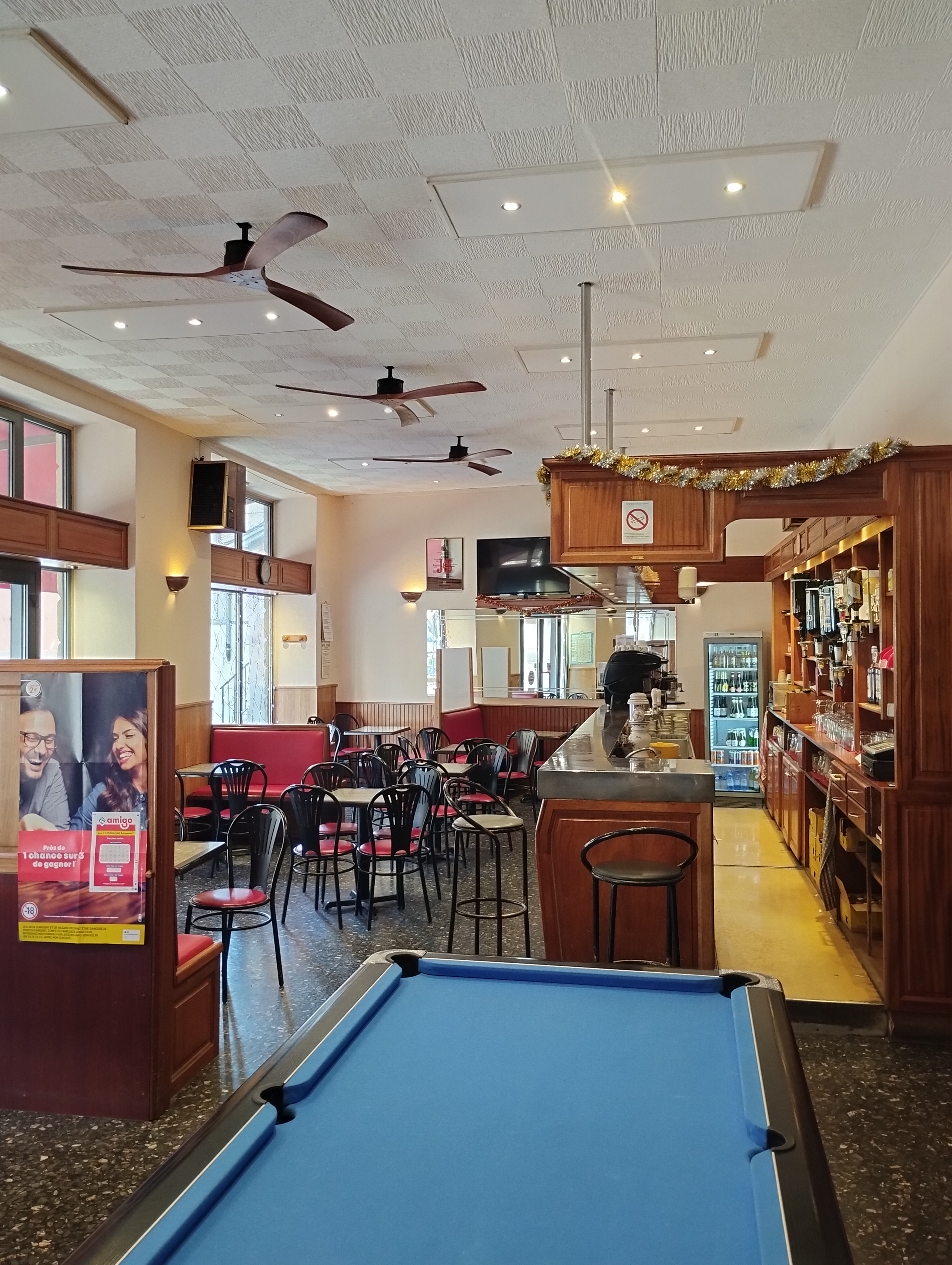 Vend fonds de commerce Bar-Tabac-FDJ (cause retraite des associés), idéalement situé au centre du village de Tende (Alpes-Maritimes) dans l’arrière-pays mentonnais ; l’établissement est ouvert depuis 1966.

Surface intérieure de vente de 90 m² + réserves et arrière-boutique d’environ 50m² + cave 30 m² + terrasse pouvant accueillir jusqu’à 75 personnes.

Clientèle locale et de passage (route internationale du Col de Tende). 
Augmentation de l’activité touristique de mai à octobre.

Possibilité de développer le snacking ou restauration.

Affaire idéale pour un couple ou 2 associés.

Loyer des murs : 1200 € / mois (les deux vendeurs sont aussi propriétaires des murs)
Loyer licence IV : 1500 € / an
Prix de vente souhaité : 82 000 €