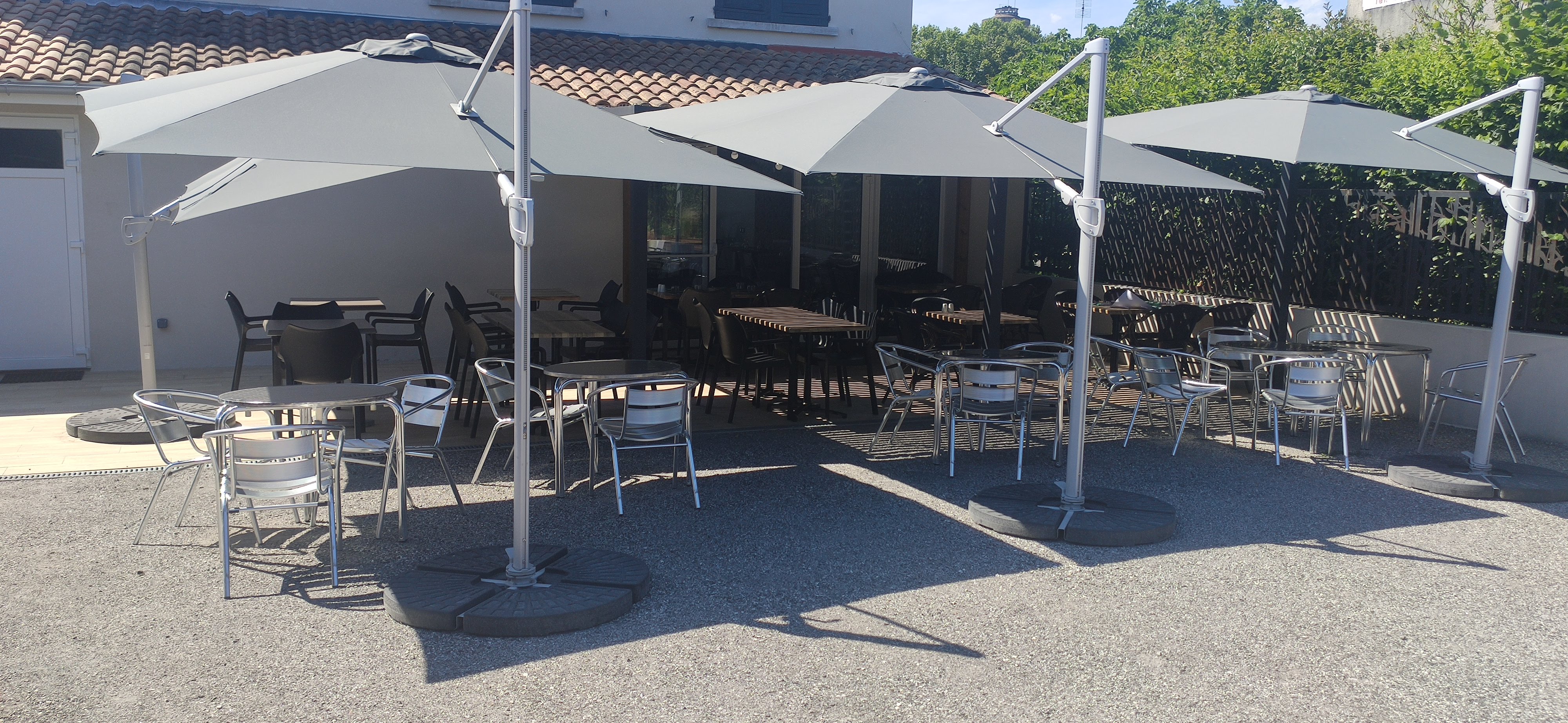 À vendre bâtiment avec local commercial Bar Restaurant au rez-de-chaussée et logement à l’étage.
Entièrement rénové en 2021, pas de travaux à prévoir.
Aménagement du local commercial de 130m :
-un côté bar et une salle de restauration chaleureuse. Capacité 40 à 50 couverts.
-une terrasse côté boulevard puis une très grande terrasse privée de 490 m² aménagée (capacité 50 à 100 couverts).
-une cuisine professionnelle équipée
-une plonge et 2 espaces de stockage
-une dépendance de 30m² avec chambre froide
-un WC PMR et un WC privé
Le logement à l’étage de 100m² avec entrée indépendante est composé d’une entrée, d’un séjour double avec balcon, d’une cuisine ouverte aménagée et équipée, de 2 chambres (avec possibilité de faire une 3ème chambre), d’une buanderie, d’une salle d’eau et d’un WC.
Idéal comme logement de fonction ou pour accueillir un salarié.
Disposition commerciale : vente du bâtiment et du fond de commerce avec
Bâtiment : 218 500€ (hors frais de notaire ou d’agence)
Fond de commerce : 69 000€ (hors stock et frais de notaire) avec licence IV comprise.
Pour plus de renseignements (chiffre d’affaire, photos supplémentaires,…) nous contacter.
Curieux s’abstenir.