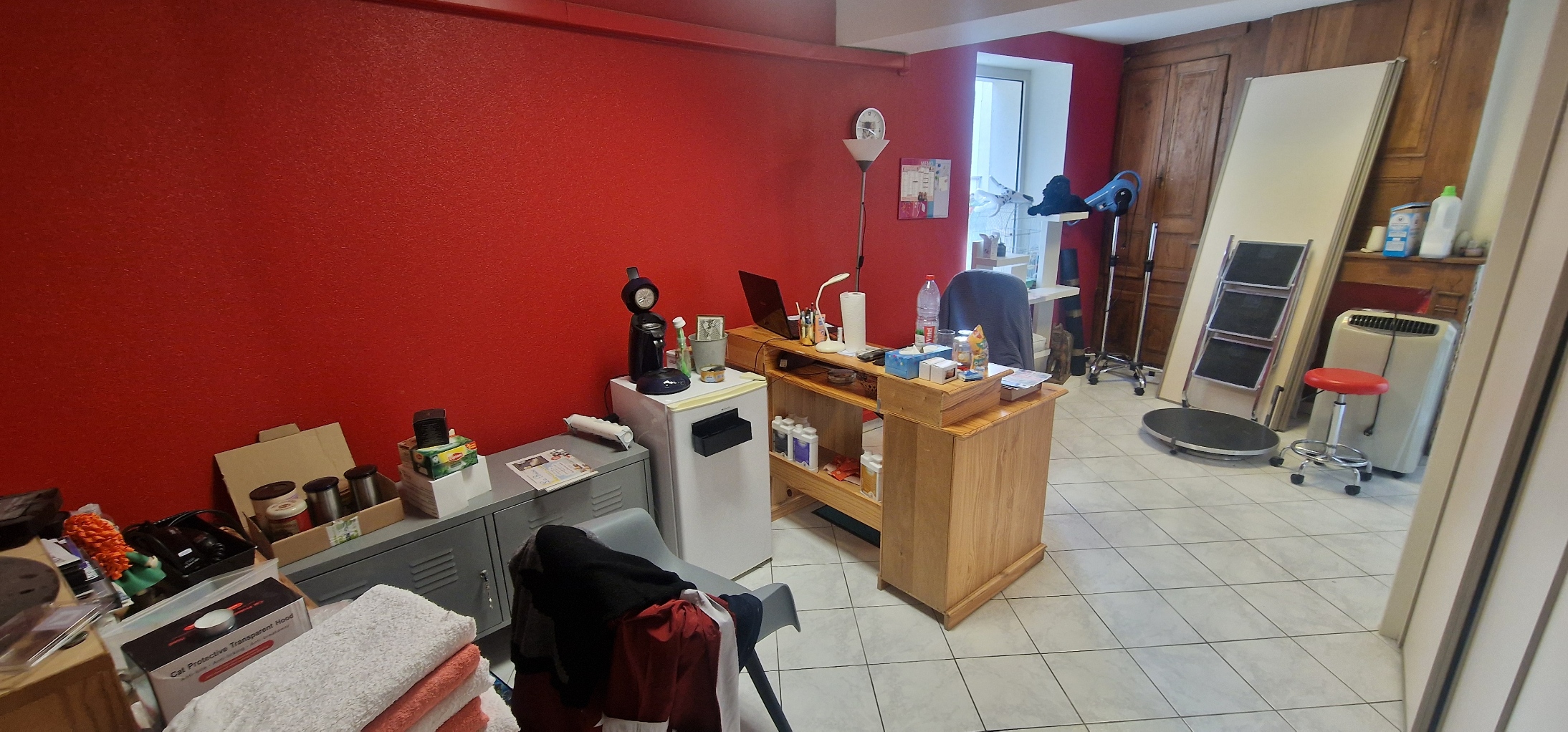 Cause départ en retraite au 30/09/26
A vendre fonds de commerce de toilettage canin et félin existant depuis 25 ans, repris depuis 12 ans  avec matériel et fichier clients inclus. Bonne clientèle fidèle et nouveaux clients régulièrement, peu de concurrence proche.
Centre ville de Selles sur Cher, proche ZOO de Beauval et Châteaux de la Loire, zone très touristique.
local de 45 m2 -petite cour arrière en co-location- loyer mensuel 350 €.
Possibilité d'acheter les murs, l'appartement de l'étage est déjà loué et occupé, assurant une bonne rentabilité de l'investissement.