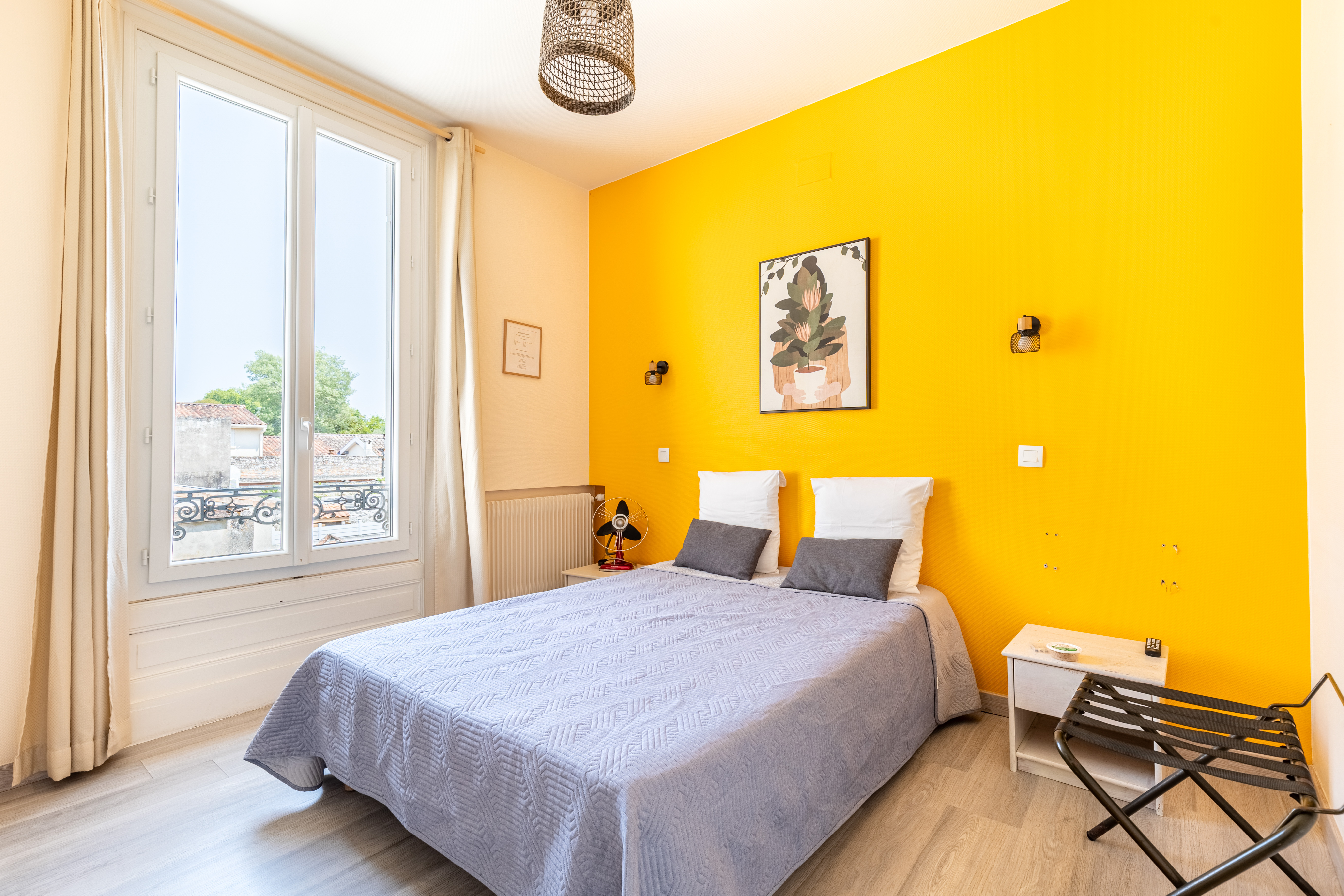 Fond de commerce à vendre / Centre-ville de Lesparre-Médoc
CA moyen sur 3 ans : 435 336 €

L'affaire regroupe plusieurs activités complémentaires :
- Hôtel avec entrée indépendante : 9 chambres + 1 appartement de fonction ( 2 chambres / 1 bureau / pièce de vie / salle d'eau )
- Café / Bar
- Restaurant
- Tabac
- PMU
- Française des Jeux
- Vente de produits annexes (confiserie, accessoires fumeurs, téléphonie...)

Salle de restaurant non exploité à ce jour, qui laisse entrevoir un développement du CA supplémentaire.

Cette diversification constitue un véritable atout en assurant une activité régulière tout au long de l'année et en limitant la dépendance à une seule source de revenus.

Les chiffres clés sur 3 exercices :
- Chiffre d'affaires moyen sur les 3 derniers exercices : 435 000 €
- EBE retraité moyen : 160 000 € par an
- Hôtel : 77 000 € de CA annuel moyen
- Bar / Café : 126 000 € de CA annuel moyen
- Commissions Tabac : 110 000 € par an
- Commissions FDJ : 39 500 € par an
- Commissions PMU : 6 500 € par an
- Ventes annexes : 76 000€ par an

L'établissement présente des résultats réguliers et une rentabilité solide, offrant une base d'exploitation saine avec un potentiel de progression pour un repreneur souhaitant développer la restauration, l'activité hôtelière ou optimiser les amplitudes d'ouverture.
Tarif hôtel actuel :
Nuitée 77,00 euros Juillet et Août 87,00 euros
Petit-déjeuner 8,00 euros
Petit-déjeuner – 12 ans 6,00 euros
Taxe de séjour 0,90 euros
Lit bébé 10,00 euros
Lit sup. 20,00 euros

Parking privé de plusieurs places, idéale pour la partie hôtellerie.

Bail commercial loyer HT/HC / an : 33 000€

1 salarié en CDI

Prix de cession : 383 600 € FAI ( négociable !! )