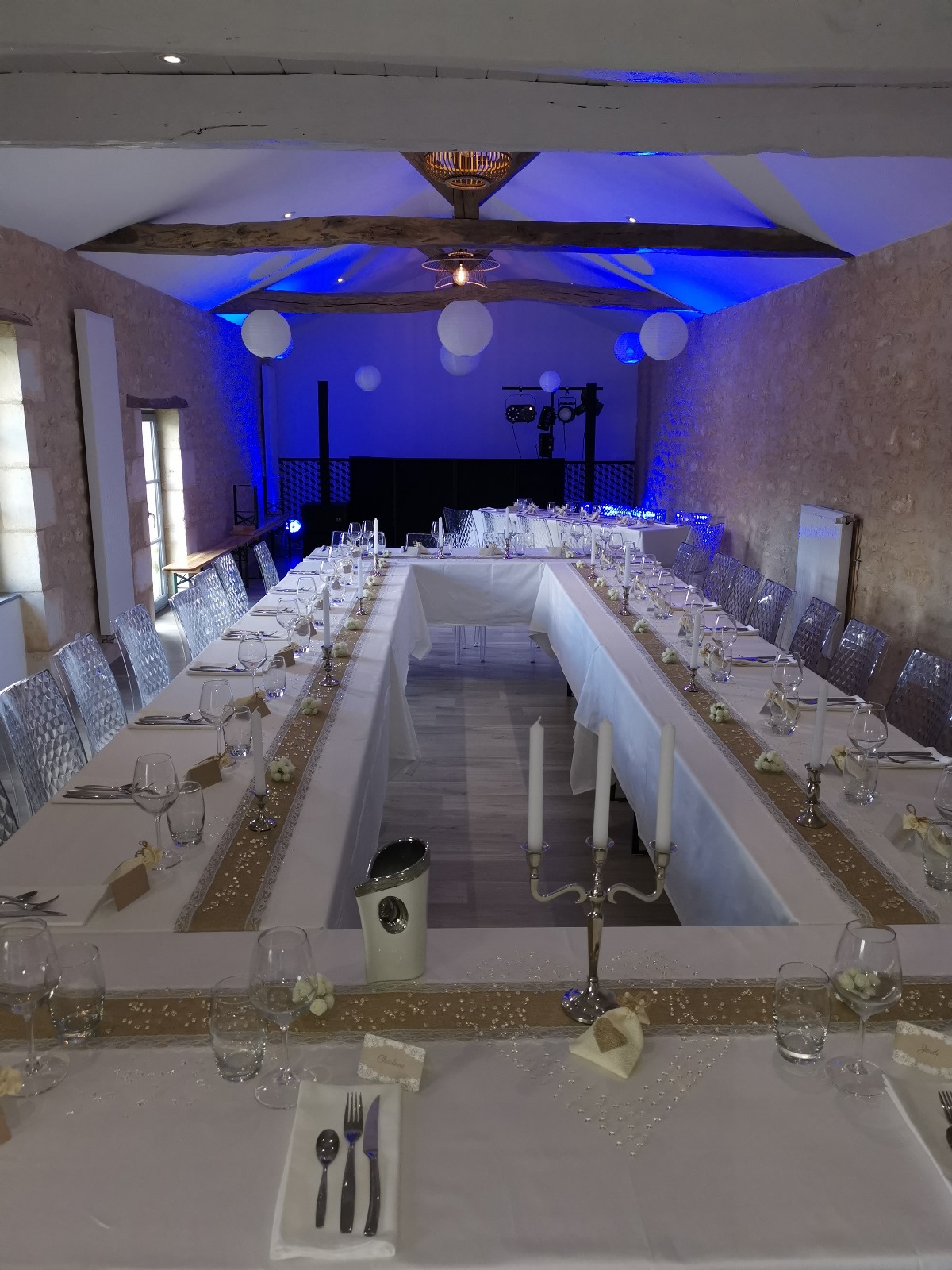 Fond de commerce à vendre dans une jolie commune agréable à vivre  au cœur d’un bourg commerçant .Le loyer est de 1103 E par mois licence 4 inclue ainsi qu’un appartement de 80m2 avec 4 chambres au dessus du restaurant.
Restaurant avec beaucoup de potentiel ,en pierre apparente et une déco moderne et repeinte récemment, avec une activité très florissante .Possibilité de développement du bar avec une terrasse .
Le restaurant propose un menu différent chaque midi avec des produits frais et fait maison et le week-end une carte semi-gastro avec des produits frais et tout fait maison.Carte qui change à chaque saison.Le restaurant à une très bonne réputation et une clientèle fidèle.
Il est composé de trois salles une principale pouvant accueillir 80 personnes, une petite salle pouvant accueillir entre 20 et 25 personnes et une grande salle à l’étage de capacité d’accueil de 80 personnes.La terrasse dans un écrin de verdure  peut accueillir environ une centaine de personnes.
Une cuisine complètement équipée ,un bar équipée ,une plonge à part de la cuisine ,un coté pain et une buanderie qui sert de vestiaire.De nombreux lieux de rangement et de stockage cave ,des placards et une grande réserve avec des grandes chambres froides .
Établissement aux normes PMR.
Pour plus de photos vous pouvez allez voir notre site Le MYTHIC et les avis sur Google business et tripadvisor et référencé sur le petit futé.
Nous mettons notre restaurant à vendre pour envie de changement après 14 ans de service avec beaucoup de plaisir. Demande sérieuse 
Coup de cœur assuré venez vite le visiter !