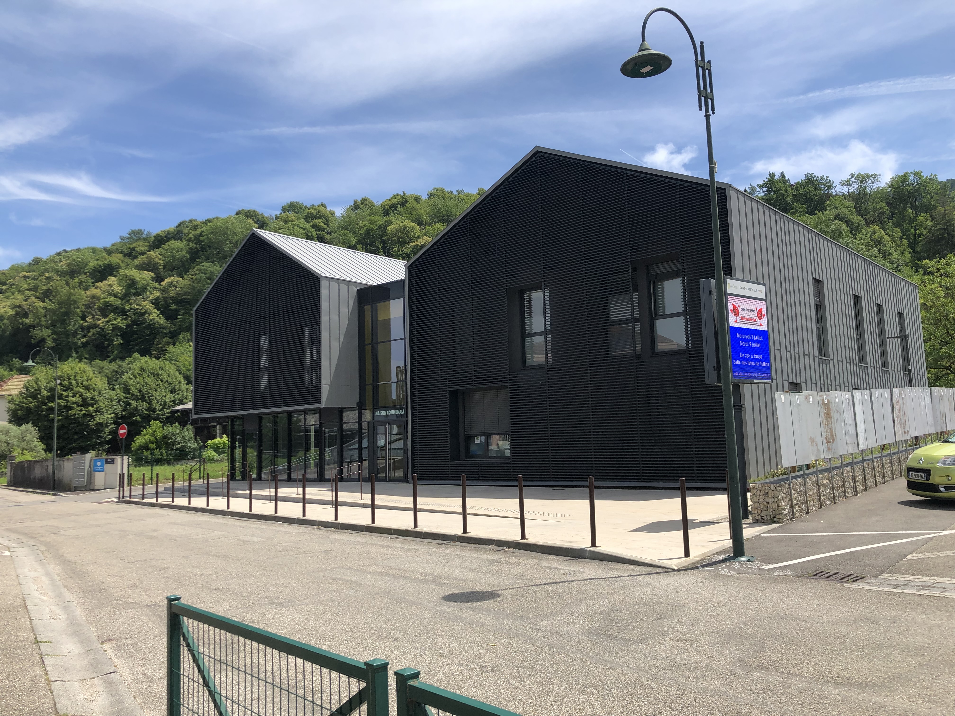 Location de 2 cabinets médicaux + cabinet secrétariat en exercice libéral 

- Dans une maison de santé communale où exercent IDE, sage femme, ostheo et kiné
- Cabinets neufs de 25 m2 chacun + salle de pose commune + salle d’attente 
- À Saint Quentin sur Isère dans le 38 à 25 minutes de Grenoble, très proches des grands axes routiers (Valence et Lyon) 
- Cadre +++ si vous aimez la montagne 
- Négociation possible : loyers des cabinets offerts + charges et aide au logement (possibilité de vous trouver un logement dans les environs si besoin)

Vous pouvez contacter la mairie au : 
04 76 93 60 08
06 46 51 42 29 
mairie@saint-quentin-sur-isere.fr