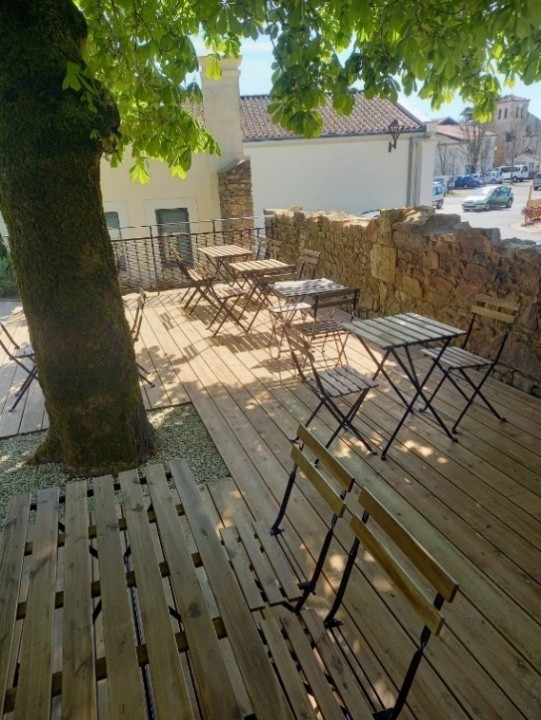 La municipalité de Mervent recherche un(e) candidat(e) pour la reprise d’un restaurant situé au cœur du village.

ENVIRONNEMENT LOCAL :
Mervent est un petit village situé entre plaine et bocage, niché sur un éperon rocheux qui domine une forêt millénaire de 5000 hectares, la forêt de Mervent/Vouvant.
Mervent, au sud-Vendée à 1 heure des Côtes Vendéennes, du Puy du Fou, La Rochelle, du Marais Poitevin et de Nantes.

Le local est situé au centre bourg entourés de différents commerces tels qu’une épicerie, une fleuriste, un salon de coiffure, un institut de beauté, un garagiste…).
Des parkings sont accessibles à proximité, départs possibles de circuits de randonnée.
Aux alentours de nombreuses activités touristiques comme la base de loisirs accueillant 15 000 personnes à l’année, le parc de Pierre Brune recevant 40 000 touristes annuellement, Natur’Zoo qui compte plus de 62 000 visiteurs par an ainsi que le barrage et le lac.

DESCRIPTION DE L’ETABLISSEMENT
► Lieu idéal pour un restaurant, une crêperie, un bar et autre de 125 m² (75 m² au rez-de-chaussée et 23 m² à l’étage) avec possibilité de location de la licence IV.
► Sa capacité est de 45 couverts en salle et de 20 couverts en terrasse dont une au sein du parc ombragé.
► La clientèle se compose d’ouvriers, de commerciaux, de la population locale et des alentours ainsi que de nombreux touristes.
► Cet établissement est régi par un bail précaire ou bail commercial. Il n’y a donc pas de fonds de commerce.

Si vous souhaitez candidater, demandez le dossier de présentation du projet de reprise du restaurant auprès de la mairie par mail à mairie@mervent.fr ou par téléphone au 02 51 00 20 10.