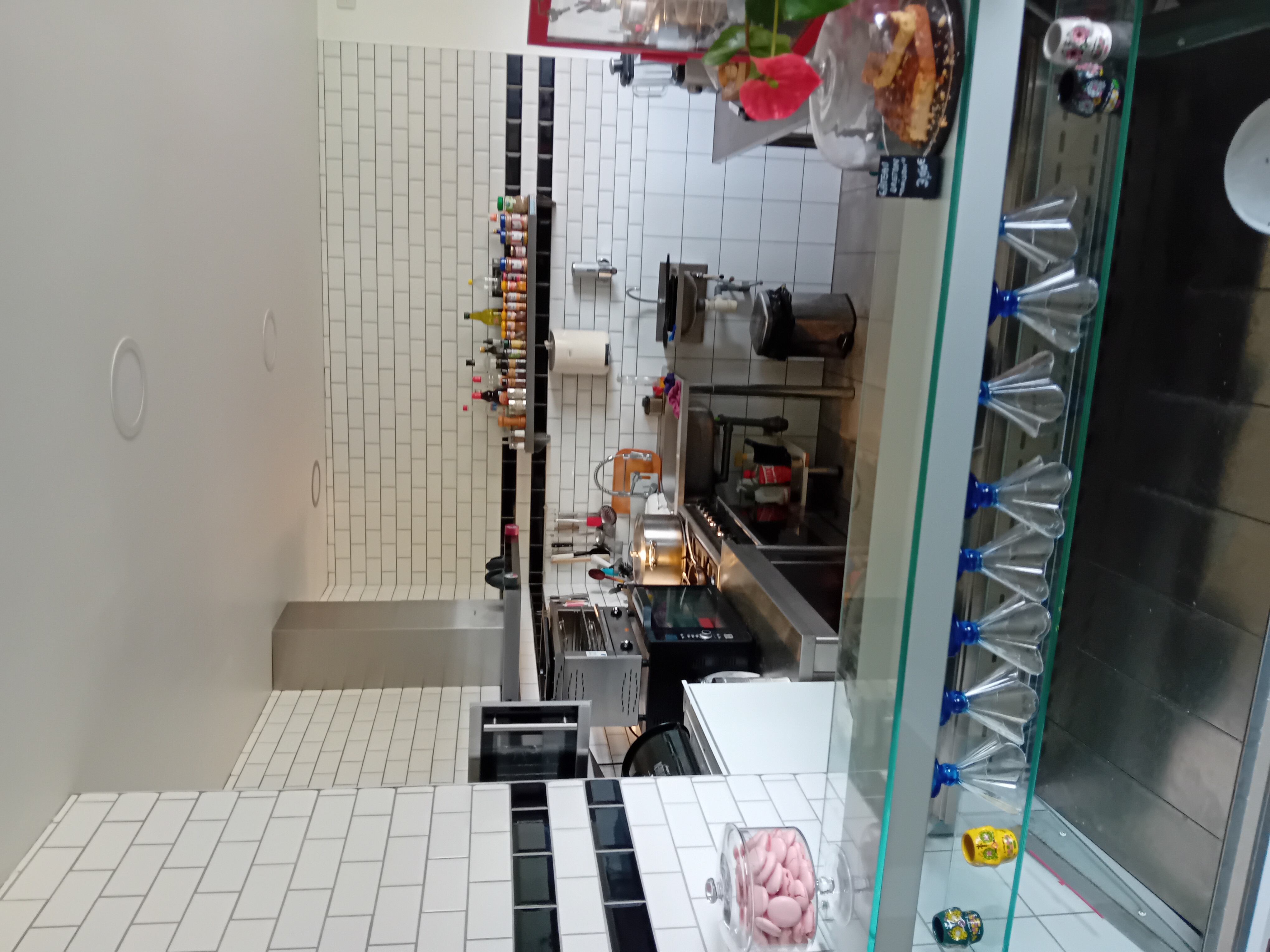 Bistrot culturel 
Restaurant 
Concert, Musique,poésie et théâtre 
Terrasse panoramique sur la ville sur trois niveaux 
Appartement sur deux niveaux 
3 grands lycée à proximité 
Un futur crématorium à proximité 
Pour les cafés d'enterrement 
Départ en retraite