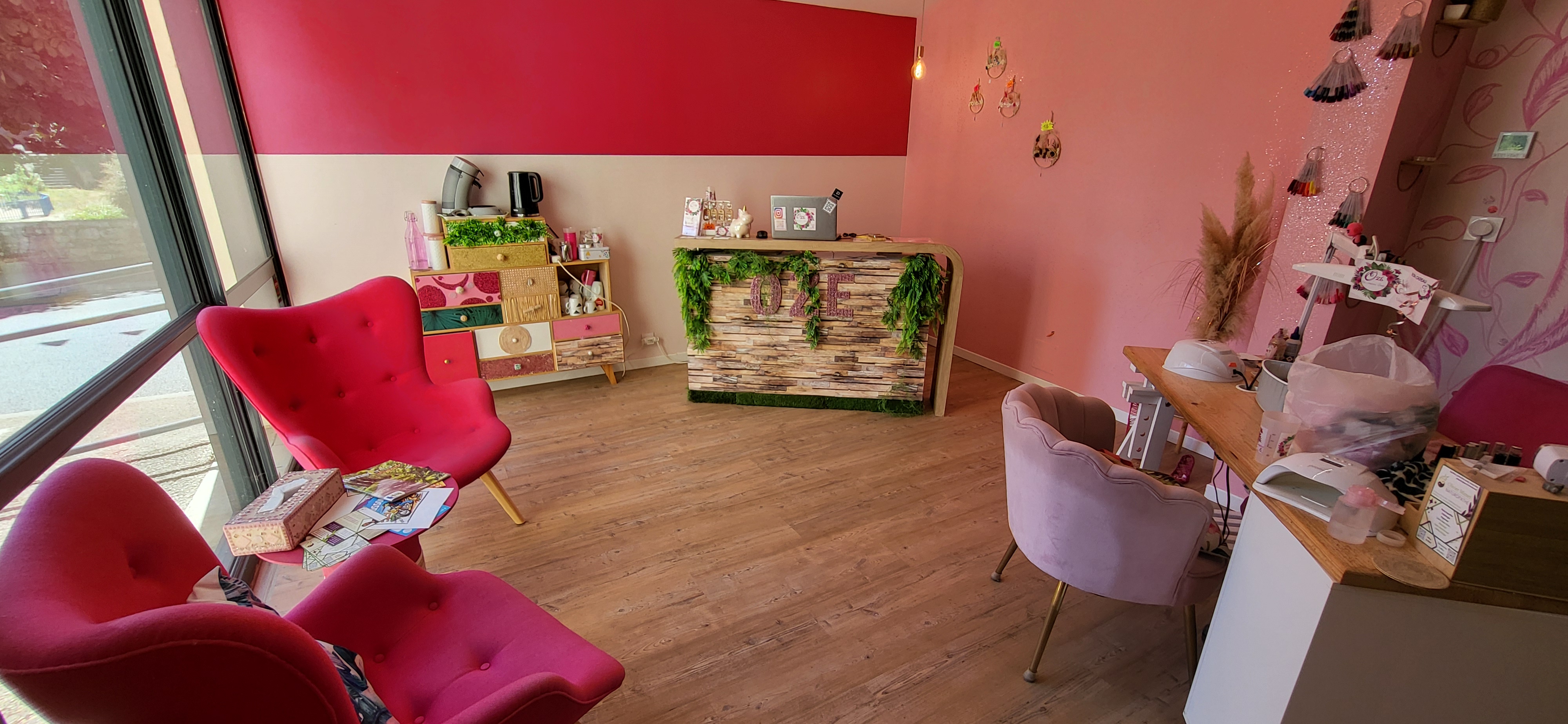 Suite demenagement je vends mon Salon de beauté spécialisé dans les ongles et les cils dans le sud Vendée. Disponible au 1er/9/26
Clientèle fidèle depuis 4 ans. Une employée en Cdi.
Au rez de chaussée 3 postes mains tout équipé : lampe uv, lampe velleman, ponceuse kemmer, aspirateur encastré novaflair ainsi que 2 postes pieds sur 1 estrade avec evier: eau chaude/froide.
A l étage : une cabine pour faire les cils avec table, matelas a mémoire de forme et une 2eme cabine avec douche et lavabo. Possibilité de réunir les 2 cabines. Salon climatisé