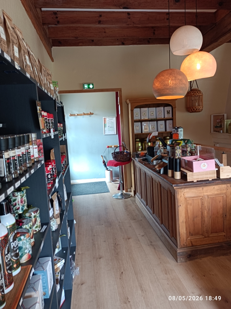 Situé au centre historique de Mareuil sur Lay, avec vue panoramique sur la rivière, l'église et les châteaux de Mareuil, le salon de thé est ouvert à l'année.  Nous proposons des ateliers créatifs,  des échanges à thèmes, des conversations en anglais, des cafés philo café /tricot et  d'autres d'autres choses qui font de ce lieu un lieu unique. Ainsi, les différentes générations se rencontrent, échangent et participent à la dynamique du village.
Ce lieu est aussi un lieu de résidence pour les artistes qui se succèdent tout au long de l'année. 
La chambre d'hôtes ainsi que l'épicerie fine viennent compléter le dispositif.
Le bâtiment de caractère entièrement rénové fait face à un restaurant étoilé, au cœur des fiefs du vignoble vendéen.
Sa situation sur une voie touristique est un réel atout.

Le logement attenant comprend quatre chambres spacieuses dont la chambre d'hôtes et deux salles d'eau avec chacune leur toilettes. L'entrée de la maison est distincte du salon de thé , grand garage.
Le prix comprend le fond de commerce.
Clientèle fidèle et variée, commerce et maison clé en main!