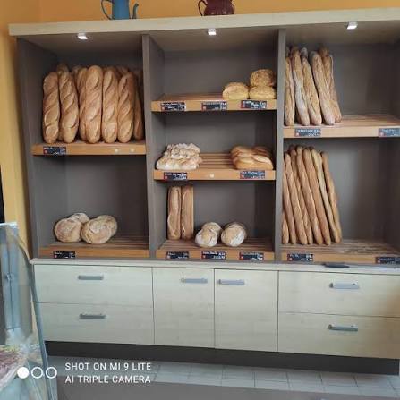 La commune de Plufur recherche de nouveaux repreneurs pour son commerce de proximité, situé au cœur du bourg.

🏪 Le commerce regroupe plusieurs activités :

🥖 Boulangerie
🛒 Épicerie
☕ Bar
🚬 Tabac
🍀 Française des Jeux (FDJ)

La commune met à disposition :

- Un local commercial communal (avec licence IV)

- Le matériel nécessaire à l'activité de boulangerie

- Un logement situé à l'étage, pouvant accueillir une famille

🔑 L'ensemble est proposé à la location, avec un loyer mensuel.

📅 Disponible à partir du 1er janvier 2027.

Ce commerce représente une belle opportunité pour des personnes souhaitant s'installer et participer à la vie d'une commune rurale dynamique.

📞 Pour tout renseignement ou pour manifester votre intérêt, contactez la mairie de Plufur.