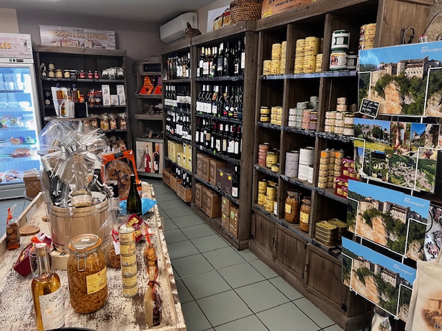 Nous vous proposons une opportunité d’acquérir un fonds de commerce d’épicerie caviste et produits du terroir , situé dans un village classé parmi les plus beaux de France. Cette installation, d’une superficie totale de 130 m², est agrémentée d'une réserve de 30 m², offrant tout l’espace nécessaire pour le stockage et la gestion quotidienne de votre activité.

**Potentiel commercial :**

Ce fonds de commerce se distingue par son emplacement privilégié, attirant aussi bien les résidents locaux que les touristes en quête de produits du terroir authentiques.

 Le village, renommé pour son patrimoine architectural et son ambiance conviviale, bénéficie d’un flux constant de visiteurs, garantissant un excellent potentiel de développement.
- Positionnement stratégique dans un lieu prisé 
- Possibilité d’élargir la gamme de produits (bio, artisanaux) 
- possibilité d’élargir le snacking.
- Développement potentiellement rapide grâce à l'absence de concurrence directe.
Ce fonds de commerce représente une excellente opportunité pour un entrepreneur désireux de s'installer dans un cadre idyllique tout en profitant d’un marché porteur.