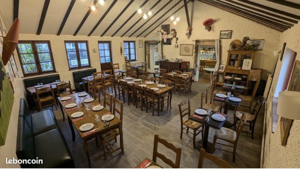 Dans le sud de la Creuse, sur la commune de Faux la Montagne, fonds de restaurant bar tabac à vendre. 
Ce restaurant propose une restauration de type ouvrière à l'année et bistronomique en période estivale, et accueille de façon régulière des repas de groupes. 
L'établissement peut compter sur un apport touristique important à la belle saison du fait de sa situation à proximité du Lac de Vassivière, mais aussi sur le tissu associatif solide générateur de flux (nombre de couverts en période estivale pouvant aller jusqu'à une centaine de couverts par service). 
L'établissement est ouvert du lundi au samedi et 7 jours sur 7 en période estivale.  Le local commercial, propriété de la commune, dispose d'une salle de restauration d'une cinquantaine de couverts, d'une salle de bar indépendante et d'une terrasse agréable à l'arrière du bâtiment permettant de doubler la capacité d'accueil. A l'étage, présence d'un logement. 
Loyer de l'ordre de 500 € pour le tout.  Pas d'investissement à prévoir  Chiffre d'affaires supérieur à 350 000 € et des activités complémentaires pourraient être envisagées (FDJ, traiteur). 
Prix de vente du fonds de commerce : 195 000 € .