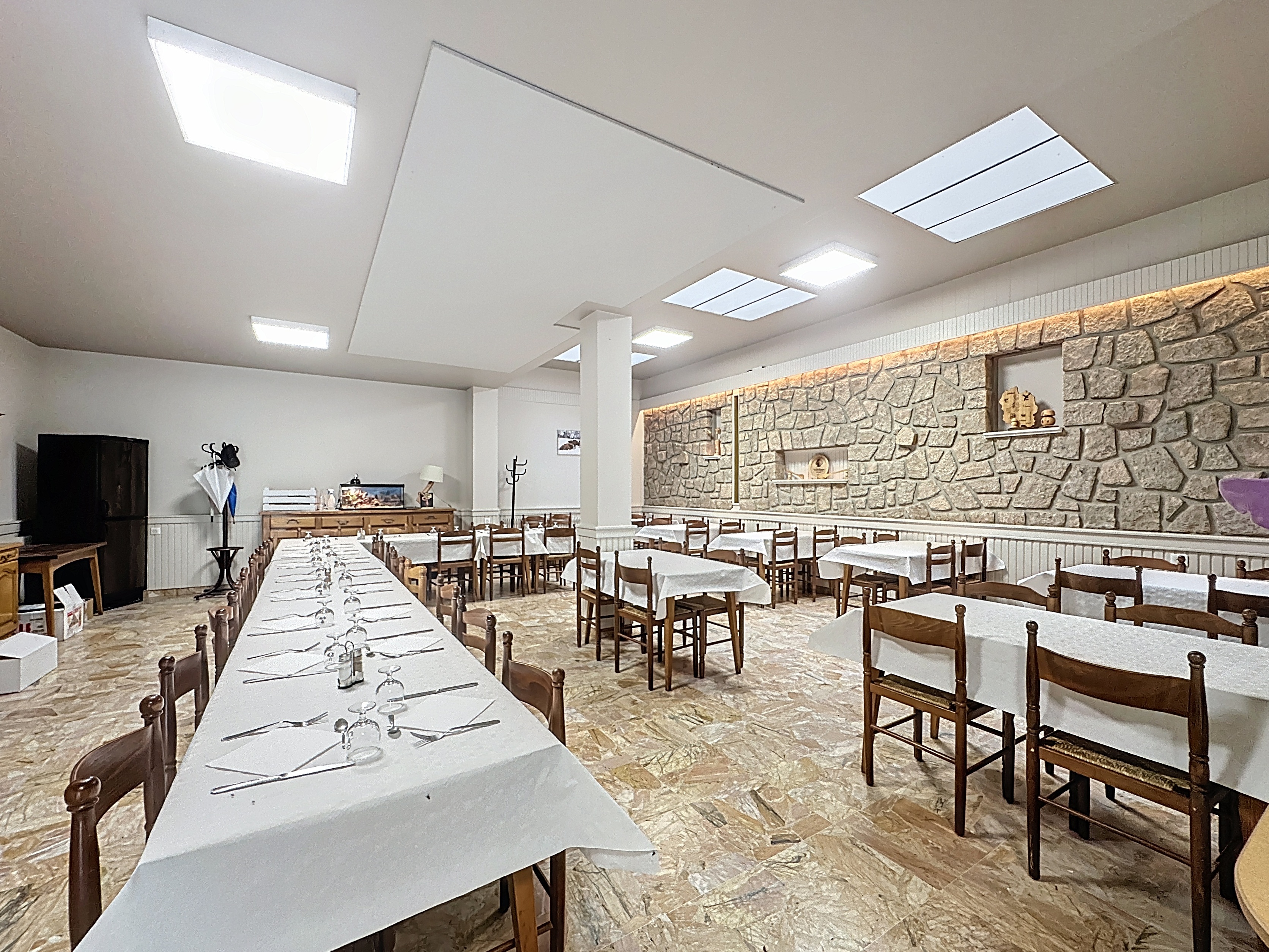 À Saint Alban sur Limagnole, village étape du chemin de Saint-Jacques-de-Compostelle, cet établissement sur quatre niveaux avec ascenseur représente une belle opportunité pour un repreneur. La vente de ce Fonds de commerce regroupe bar, tabac, FDJ, PMU, restaurant et gîte. La partie restauration, entièrement rénovée, propose une salle pouvant accueillir une cinquantaine de couverts, une cuisine professionnelle équipée, une chambre froide et des espaces de stockage.

Côté hébergement, l’immeuble dispose de 21 chambres dont 8 rénovées, ainsi qu’un dortoir. Des espaces complémentaires comme une salle de réunion, un bureau et une salle de télévision modernisée complètent l’offre. Les deux premiers étages, aujourd’hui inoccupés, laissent entrevoir un fort potentiel de développement après travaux. Un studio et un T2 indépendants sont également intégrés à l’ensemble.

À l’extérieur, la clientèle profite d’une terrasse, et le dernier étage offre une terrasse panoramique avec une vue dégagée. Le tout bénéficie d’un chiffre d’affaires régulier et d’un loyer attractif de 1 900 € par mois, avec possibilité d’acquérir les murs commerciaux.

Une affaire complète et polyvalente, idéale pour un professionnel souhaitant s’implanter dans un secteur dynamique et touristique.