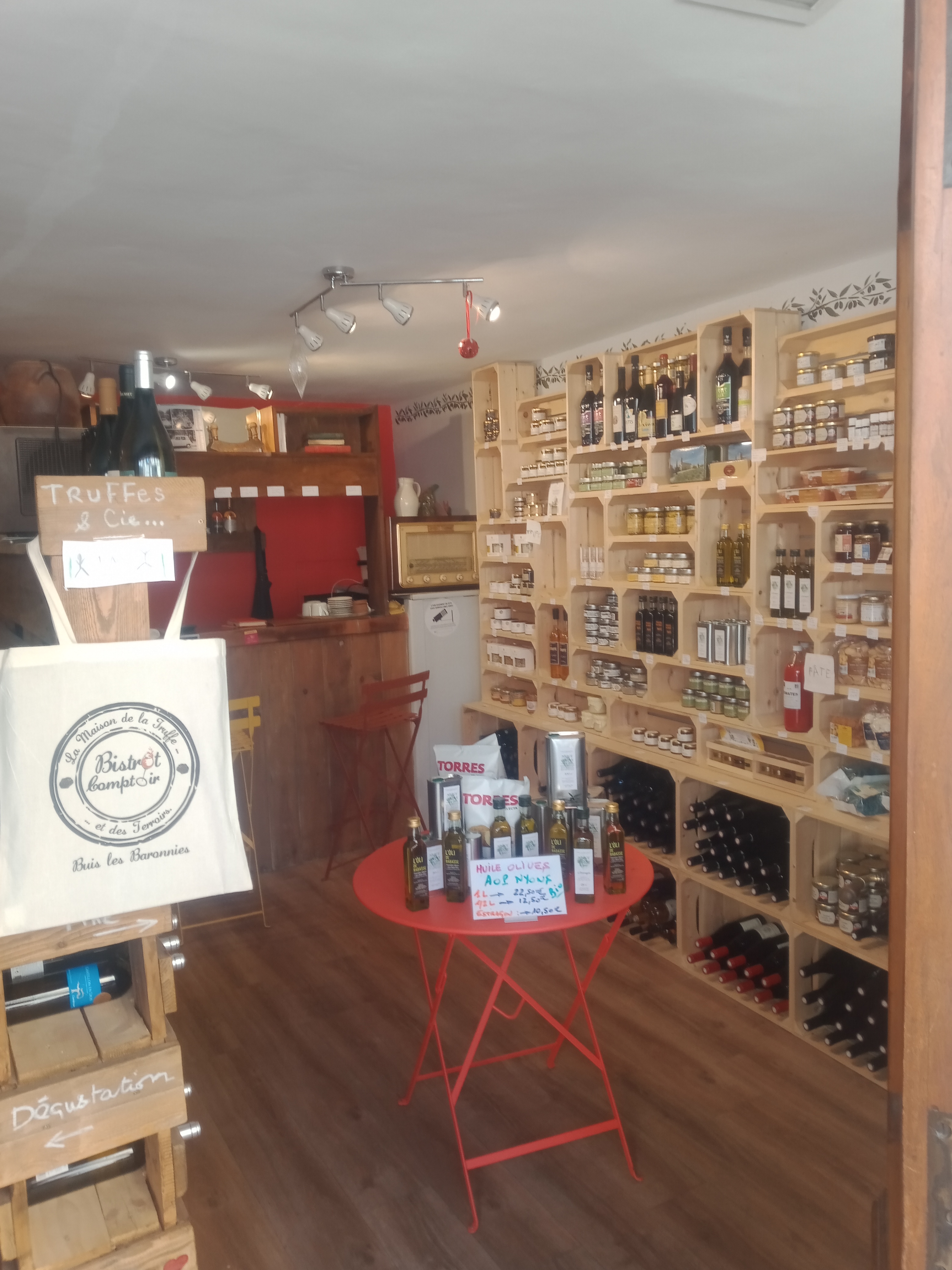 CESSION DROIT AU BAIL
Bienvenue dans votre nouvelle Vie !

En Drôme provençale dans la petite ville très touristique de Buis les Baronnies, cet emplacement est exploité actuellement par une activité d’épicerie fine et de petite restauration dédiée à la truffe noire et aux produits des terroirs locaux et régionaux.
L’emplacement est de premier ordre sur la Place du Marché, lequel a lieu 2 fois par semaine, toute l’année.
Opportunité de poursuivre ou non mon activité actuelle : préparations simples, et dégustation en places assises ou mange-debout des produits vendus au magasin et principalement locaux (préparations culinaires à la truffe, charcuteries, fromages, toasts divers, omelette, pâtes… vins et spiritueux régionaux).

Cession du droit au bail : 18000 €
Rachat des matériels et équipements (si activité similaire) : 4000 €
La boutique d’environ 50 m², comprend une cuisine équipée à l’arrière, une surface de vente avec un côté « Epicerie » et un côté « Dégustation » avec tables, chaises, mange-debout et une terrasse à l’extérieur, à l’angle du grand passage, ainsi que des toilettes accessibles à la clientèle.

La reprise éventuelle des aménagements et des matériels se compose de tous les matériels de cuisine nécessaires, casiers d’expo, vitrine réfrigérée…), ambiance « Pub » avec décors en bois, dessus de bar en cuivre, portes en vitraux…).

Bail commercial crée en Janvier 2020, loyer mensuel : 450 €.

Bienvenue dans votre nouvelle vie, dans un environnement exceptionnel où la nature est fortement présente dans cette Drôme Provençale et où le Label Bio est omni présent !...

Je ne répondrai pas aux mails sans un contact téléphonique préalable.

N’hésitez donc pas à me contacter par téléphone 06 41 73 42 09 pour vous en dire davantage et éventuellement organiser votre future visite.

Mots clés : boutique, restaurant, épicerie, snack, commerce, bar, bar à vins, produits régionaux, bio, petite restauration.