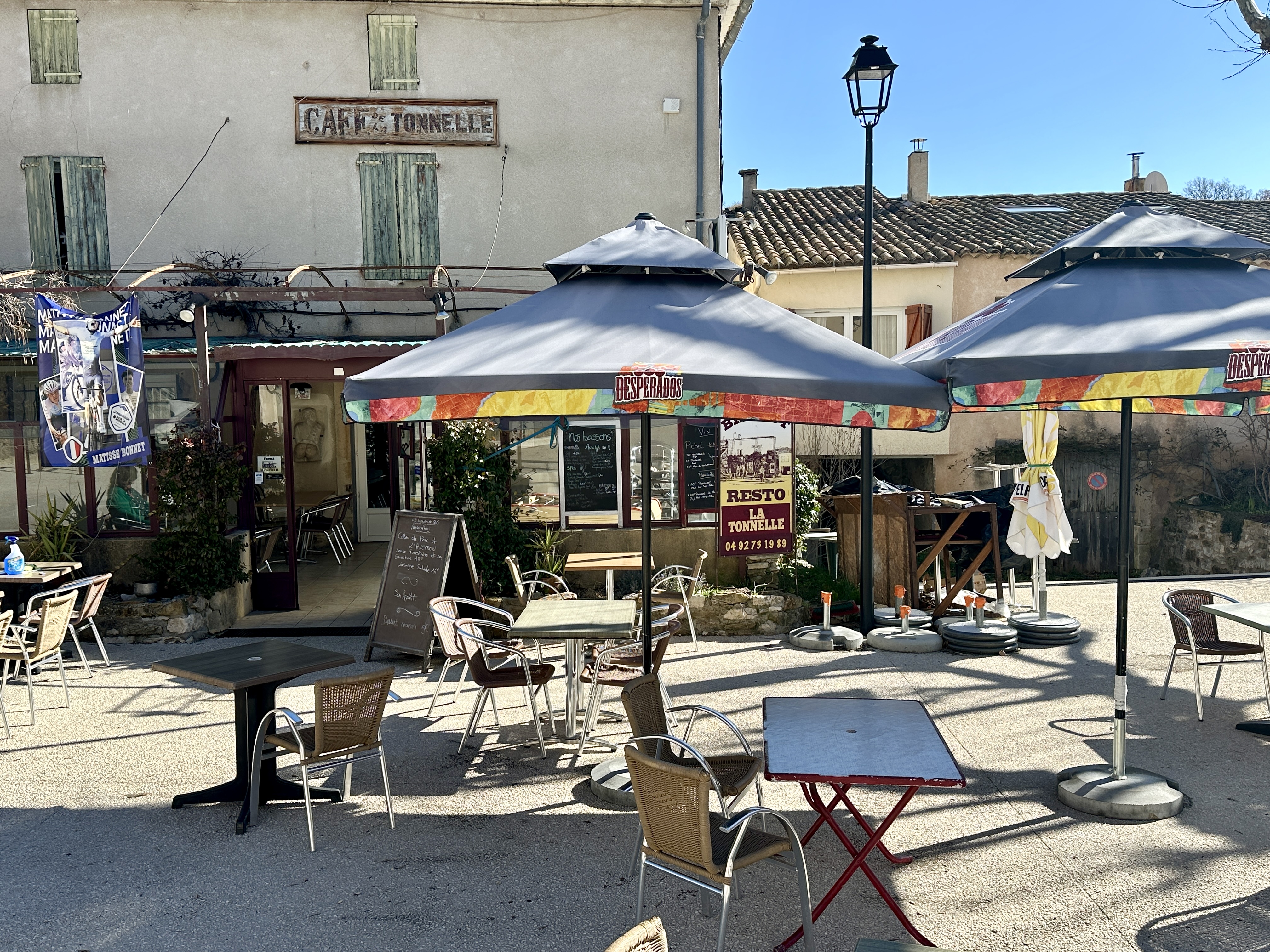 A Vendre - Fonds de Commerce Bar - Restaurant

A Ongles, charmant village provençal niché au pied de la montagne de Lure idéalement situé au carrefour de Saint-Etienne les Orgues, Banon et Forcalquier. Village réputé pour sa quiétude et sa qualité de vie au plus proche de la nature venez découvrir cette belle affaire principale lieu de vie de la commune.

Fonds de commerce historique sur le secteur vous serez séduits par le potentiel remarquable de ce bien. L'affaire est actuellement exploité par une gérante et deux salariés.

Principal lieu de vie de la commune, le fonds bénéficie de la licence 4 et profite d'une capacité d'accueil de 80 couverts intérieurs et 100 à l'extérieur.

Profitant de nombreuses parties distinctes les locaux se répartissent de la manière suivante :
Un espace "Bar" pour l'accueil des convives à toutes heures de la journée d'une superficie d'environ 35 m²,
Une grande salle de restaurant pour profiter de bons moments autour d'une belle cheminée à foyer ouvert,
Une cuisine aménagée et prête à l'emploi disposant de sa réserve sèche,
Un espace véranda de plus de 38 m² avec climatisation réversible,
Une grande terrasse sur le domaine public (redevance annuelle de 365 € par an),
Un grand appartement de trois pièces actuellement destiné au stockage des marchandises et divers matériels d'un superficie totale d'environ 42 m².
Les locaux sont actuellement loués sous bail commercial qui sera renouvelé pour la vente.

LES POINTS FORTS :
    - Emplacement,
    - Absence de concurrence sur le secteur,
    -  Prêt à l'emploi