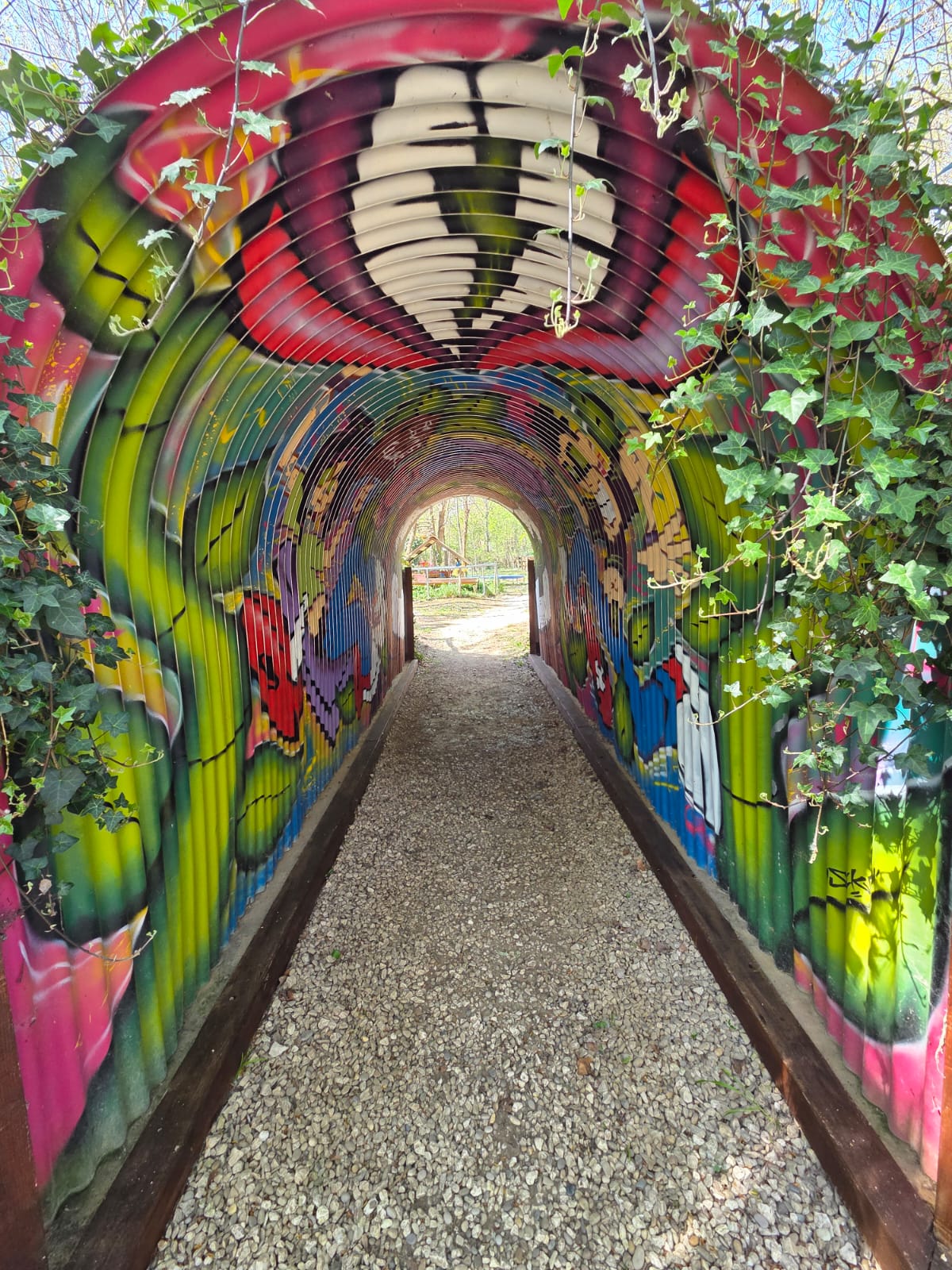 À VENDRE : 
PARC  de LOISIRS  AVEC GUINGUETTE .
​Saisissez l'opportunité de reprendre une affaire insolite, clé en main et bénéficiant d'une excellente réputation !
​Sur un magnifique terrain arboré de 2 hectares, le parc attire une clientèle familiale et touristique en quête d'originalité et de dépaysement.
​ UNE RÉPUTATION SOLIDE
​L'affaire est saine et très bien établie. 
Nous bénéficions d'excellentes notes sur Google et TripAdvisor, témoignant de la qualité de l'accueil et du site. 
Vous reprenez une activité avec une image de marque déjà forte.
​LA GUINGUETTE
​Le parc dispose d'une Guinguette chaleureuse qui assure la partie restauration et buvette, offrant un fort potentiel de chiffre d'affaires complémentaire (goûters, déjeuners, soirées à thème).
​Ouverture d'avril à octobre (7 mois/an), offrant un parfait équilibre vie professionnelle et  personnelle.
L'affaire est idéale pour être gérée par un couple ou en famille.
​Cause de la vente : Départ à la retraite et déménagement de région 
Le parc offre encore de nombreuses possibilités : accueil de groupes scolaires, séminaires ....
​Prix de vente : 50000€
Localisation : Aiguèze / Gard 
​Nous sommes à votre disposition pour vous accompagner lors de la reprise et vous transmettre notre passion pour ce lieu unique.