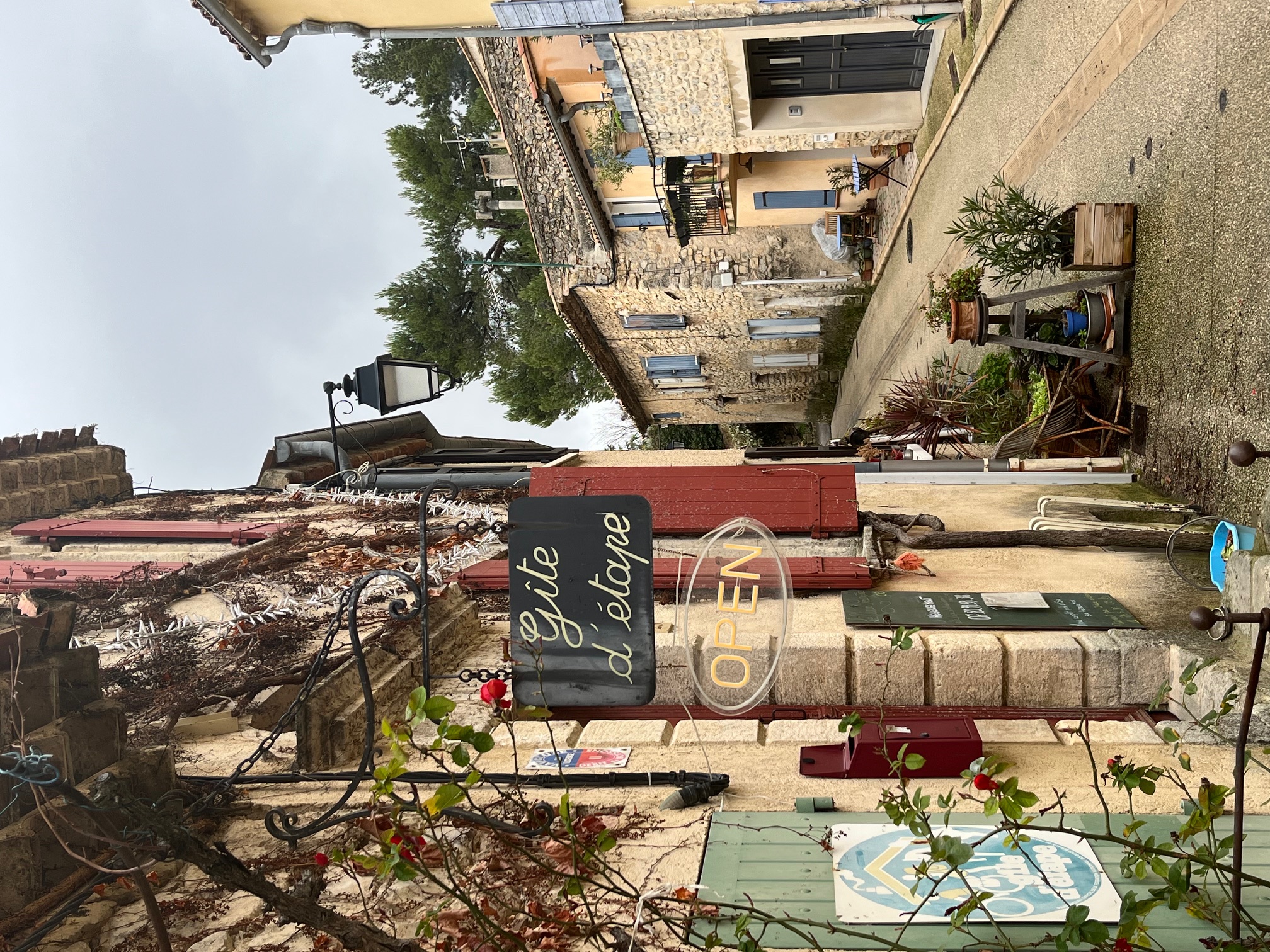 La commune de Vitrolles-en-Luberon (84) recherche un exploitant passionné pour animer un tout nouveau bar-restaurant multiservices et un gîte d'étape, situés dans un cadre exceptionnel au cœur du village.
Le lieu :
•	Bar-Restaurant Multiservices : Un espace moderne et convivial comprenant une salle de restaurant chaleureuse, une cuisine professionnelle entièrement équipée, un bar accueillant, un espace de stockage pratique et une terrasse privative ensoleillée.
•	Gîte d'Étape : Un hébergement confortable pour les randonneurs et les touristes, avec un dortoir spacieux, des chambres agréables et une salle de détente commune.
•	Salle Polyvalente : Possibilité d'organiser des événements et des animations grâce à la salle polyvalente communale (salle du Moulin).
Votre mission :
•	Créer un lieu de vie et de rencontres pour les habitants et les visiteurs.
•	Proposer une cuisine de qualité mettant en valeur les produits locaux et les saveurs de la Provence.
•	Offrir un hébergement confortable et un accueil chaleureux aux touristes.
•	Développer des services complémentaires pour répondre aux besoins de la clientèle (point internet, dépôt de pain, etc.).
Les conditions :
•	Contrat : Convention d'Occupation du Domaine Public (CODP)
•	Durée : 36 mois, renouvelable une fois pour une durée d'un an.
•	Redevance annuelle : 8 400 € HT
•	Dépôt de garantie : 5 000 € TTC

Vous êtes :
•	Un professionnel de la restauration et/ou de l'hôtellerie avec une expérience réussie.
•	Un entrepreneur créatif et motivé, avec un projet d'exploitation original et ambitieux.
•	Sensible à la valorisation du territoire et au développement du tourisme durable.

Intéressé(e) ?
Demandez la communication du dossier de candidature complet à la commune : mairie@vitrolles-en-luberon.fr - Tél : 04.90.77.82.01
Date limite de dépôt des candidatures : 12 février 2026 à 12h