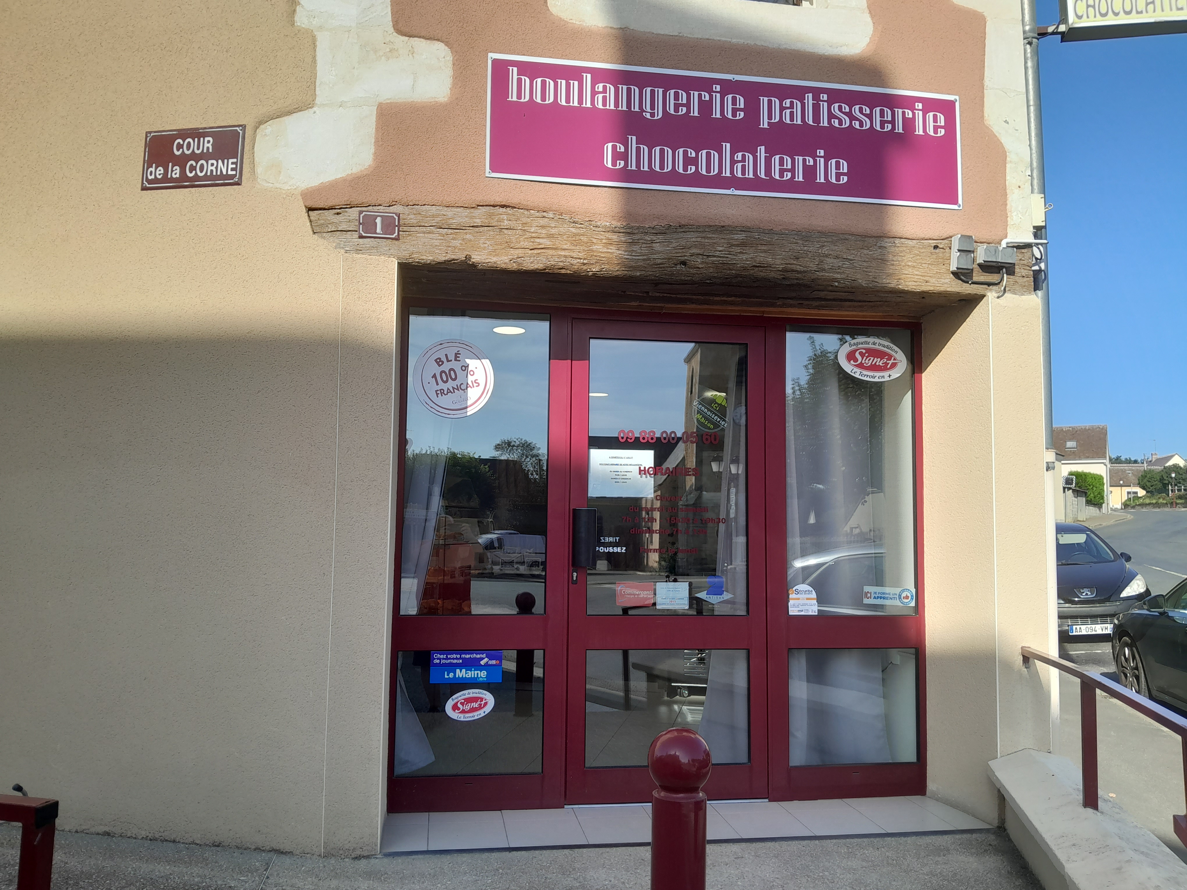 Commune de Courgains recherche boulanger / pâtissier pour location gérance , la boulangerie est équipée en matériel récent , loyer modéré , le stationnement est facilité par 2 grande places .
Située à 10 kms de Mamers et 35 kms du Mans , la commune compte 590 habitants et en ajoutant les communes avoisinantes sans commerce équivalent cala représente un potentiel commercial de 1500 habitants ( Dangeul , Monhoudou , René , Thoigné , Les Mées , Saint Calez en Saosnois ) , elle est traversée par 2 axes routiers la D 300 ( 3000 voitures par jour ) et la D19 ( 1500 voitures par jour ).
La commune dispose de plusieurs commerçants / artisans : bar / tabac , coiffeuse , garage automobile , boucher / charcutier , entreprise de béton ,  fabricant de meubles , menuiserie , 2 esthéticiennes , 2 gîtes , entreprise de terrassement et d'une école communale . 
Dans l'année il y a 3 vides greniers , 2 concours de boules , 1 tournoi de foot ( club de 90 licenciés ) , 1 tournoi de tennis de table , le 13 et 14 juillet c'est la fête communale avec bal / feu d'artifice / jeux et le dimanche matin en été il y a un marché .