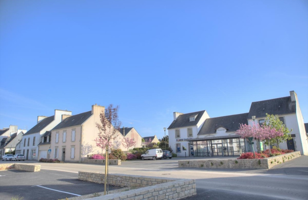 Ploneis Petite commune entre Quimper et Douarnenez cherche urgemment un médecin généraliste. Local neuf mis à disposition pour recevoir les patients. Notre médecin de famille a pris sa retraite fin décembre 2021. Aucun médecin veut prendre de nouveaux clients.
Commune agréable. Venez découvrir.