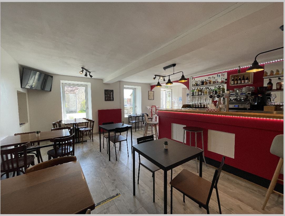 La commune de la Buxerette recherche un repreneur motivé pour exploiter son restaurant-bar multi-services situé dans un cadre rural authentique, au sein d'un bourg calme de la campagne berrichonne.
Situé à 8 km d’Aigurande, 20 km de LA CHATRE, 29 km d’ARGENTON SUR CREUSE, 39 km de CHATEAUROUX et 46 km de GUERET, cet établissement constitue le seul commerce de la commune et occupe une place essentielle dans la vie locale.
Au-delà d'un simple restaurant, il s'agit d'un véritable lieu de rencontre et de convivialité, offrant de nombreuses possibilités de développement pour un professionnel souhaitant s'investir dans un projet de territoire.
Entièrement rénové, le restaurant offre aujourd'hui un cadre accueillant, moderne et fonctionnel, permettant une prise en main rapide de l'activité. Avec son logement intégré, ses équipements professionnels et des charges maîtrisées, il constitue une opportunité idéale pour concrétiser un projet entrepreneurial dans un environnement rural authentique. 
Partie accessible au public
•	Salle de bar de 38 m² (20 places assises)
•	Petite salle de restaurant de 27 m² (22 places assises)
•	Grande salle de 112 m² (112 places assises)
•	Sanitaires, dont toilettes accessibles aux personnes à mobilité réduite
Partie professionnelle
•	Cuisine professionnelle de 33 m²
•	Grange de 25 m²
•	Cave de 27 m²
Logement sur place
L'établissement dispose d'un logement intégré permettant une installation immédiate :
•	2 chambres de 14 m²
•	1 chambre de 10 m²
•	Salon avec possibilité d'aménager un coin cuisine (14 m²)
•	Salle de bain et toilettes
•	Grenier de 9 m²
Équipements de confort
•	Chauffage au gaz
•	Pompe à chaleur réversible
Une reprise facilitée
La commune met à disposition la Licence IV et propose un bail commercial.
Le loyer mensuel comprend :
•	Logement : 150 €
•	Restaurant : 450 € HT
Afin d'accompagner le démarrage de l'activité, un loyer progressif est mis en place sur la partie commerciale :
•	350 € HT/mois la première année
•	400 € HT/mois la deuxième année
•	450 € HT/mois à partir de la troisième année
Matériel professionnel mis à disposition
L'établissement est équipé pour permettre une reprise rapide de l'activité :
•	Centrale de lavage
•	Meuble bas inox
•	Étagères de stockage
•	Table réfrigérée 2 portes
•	Fourneau gaz 5 feux avec grand four
•	Bain-marie
•	Grill
•	Friteuse professionnelle
•	Four mixte 6 niveaux
•	Chariot de service
•	Rayonnages de stockage
•	Douchette professionnelle
•	Table centrale inox
•	Hotte de cuisine
Un projet accompagné
La commune souhaite accueillir un professionnel ou un couple de professionnels porteur d'un projet sérieux et pérenne.
Consciente des enjeux liés à une installation en milieu rural, elle se tient prête à accompagner le futur exploitant dans ses démarches. Selon la situation du candidat et la nature du projet, un accompagnement personnalisé pourra être proposé afin d'identifier les dispositifs mobilisables et les éventuelles aides à l'installation.
Reprendre cet établissement, c'est choisir d'entreprendre dans un cadre de vie agréable tout en devenant un acteur clé de la dynamique locale.
Vous avez un projet de restauration en milieu rural ?
 N'hésitez pas à nous transmettre votre candidature accompagnée d'une présentation de votre projet.