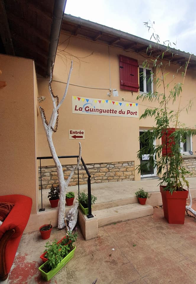 Restaurant situé en bord de Saône dans un village paisible de l'Ain, à 10min de l'Autoroute A40 et A6, et de Mâcon (71).
La Commune est propriétaire des murs et cherche rapidement un repreneur pour le fonds de commerce.
Composition du bâtiment : cuisine/réserve/hall d'accueil/2 salles de restaurant dont une avec vue sur la Saône /une terrasse orientée sud ouest qui surplombe la Saône/ accessibilité PMR/ un parking et une cour fermée / logement à l'étage avec 2 chambres.