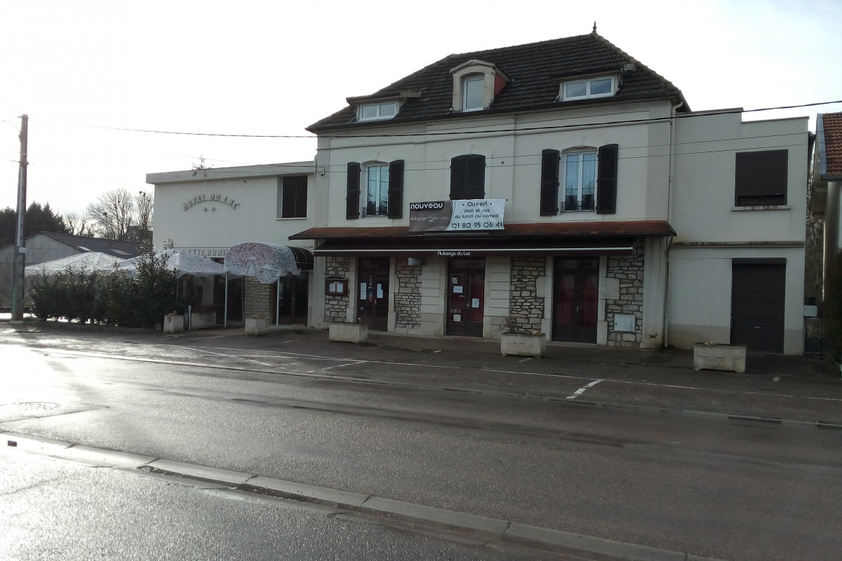 Vente fonds de commerce dans un village en plein développement à 20kms de DIJON, l'hôtel se compose de 12 chambres (rénovées en 2014, encore à prévoir de moderniser les salles de bain), TO à 85%, grosse clientèle professionnelle en semaine, le restaurant (capacité 70 places en intérieur et 30 places en terrasse), est encore à développer parce que pendant 2 ans et demi seule, j'ai fait uniquement les repas pour les clients hôtel, CA HT moyen sur 4 ans 198 790?, rien que le CA Hôtel couvre largement toutes les charges de l'établissement, très peu de concurrence, je vends pour enfin avoir le temps de m'occuper de ma famille...