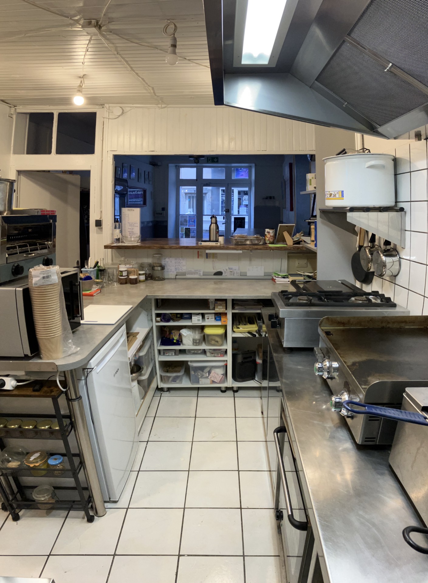 Idéal pour une première installation en couple ou en solo, ce snack traditionnel offre une véritable qualité de vie au cœur des Cévennes. 
Entre sécurité financière (très faible loyer) et reprise immédiate sans travaux, c'est une opportunité rare. 
Actuellement exploité en horaires réduits en raison d'un handicap (SEDh), le fonds dispose d'un fort potentiel de développement pour un repreneur souhaitant élargir l'activité.

📍 Emplacement stratégique & Dynamique
Cœur touristique (Grand’rue), flux constant : Chemin de Stevenson, Musée Maison Rouge, Train à vapeur. Village très animé : Festival Boulegan, Marchés nocturnes (devant le snack), Marché hebdo, Course de côte (Champ. de France), Salon des Métiers d’Art, concerts et expos.

Capacité et Espaces :
    Salle (24 m²) : 16 couverts.
    Terrasse : 10 à 12 couverts (protégée par bacs végétalisés).
    Technique : Cuisine (10 m²), arrière-cuisine (3 m²), sanitaires (à rénover) et grande réserve (25 m²).

Équipement Professionnel complet :
L’ensemble du matériel de cuisson est professionnel et entretenu.
    Inclus : Tables inox sur mesure, plaque à panini, réchaud 2 feux, plaque à snacker, 2 friteuses (10L), lave-vaisselle, hotte pro (variateur neuf 2026), 4 congélateurs et réfrigérateurs.
    Mobilier de salle et terrasse complet, vaisselle et stock d’emballage inclus.

Exploitation et Potentiel :
Commerce exploité sainement depuis 6 ans. En raison d'un handicap reconnu (RQTH pour un Syndrome d'Ehlers-Danlos hypermobile - SEDh), l'activité est volontairement limitée à 6 midis par semaine (44 semaines/an).
Le chiffre d'affaires actuel ne reflète que cette exploitation restreinte : il existe une marge de progression majeure sur les soirées, les week-ends, et la saison estivale.

📈 Avantages fiscaux (Zone ZFRR+) :
Le commerce est situé en zone ZFRR+, ouvrant droit pour le repreneur à une exonération totale d'impôt sur les bénéfices pendant 5 ans, ainsi qu'à une exonération de charges patronales pour l'embauche de salariés.

Conditions financières :
    Loyer mensuel : 376 € (Taxe ordures ménagères : 53 € / an).
    Prix de vente : 32 000 € (négociable raisonnablement).
    Cession par acte notarié (honoraires à la charge du vendeur).
    Accompagnement possible pour la passation.
⚠️ Le matériel lié à l'activité de conserverie et biscuiterie n’est pas inclus.