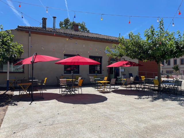 À VENDRE – Bar Restaurant entre Toulouse et Montauban avec Vue Panoramique sur la Garonne – 30 000 €

📍 Cadre exceptionnel, emplacement unique

À vendre pour raison de santé, bar-restaurant avec beaucoup de charme, surplombant la Garonne, offrant une vue imprenable sur la vallée. Cadre paisible, fréquentation régulière, clientèle locale et touristique.

🍴 Établissement prêt à travailler immédiatement :
	•	Cuisine professionnelle équipée
	•	Salle lumineuse avec grande baie vitrée
	•	Terrasse extérieure très appréciée
	•	Licence IV et autorisations à jour
	•	Matériel en excellent état, aucun gros investissement à prévoir

🏛️ Murs communaux (mairie) : bail en place avec un loyer très abordable, parfait pour une reprise sereine.

👉 Avec de belles possibilités de développement (animations, groupe, privatisations, événements…).

💶 Prix du matériel & stock : 30 000 €

📞 Photos et visites sur RDV.