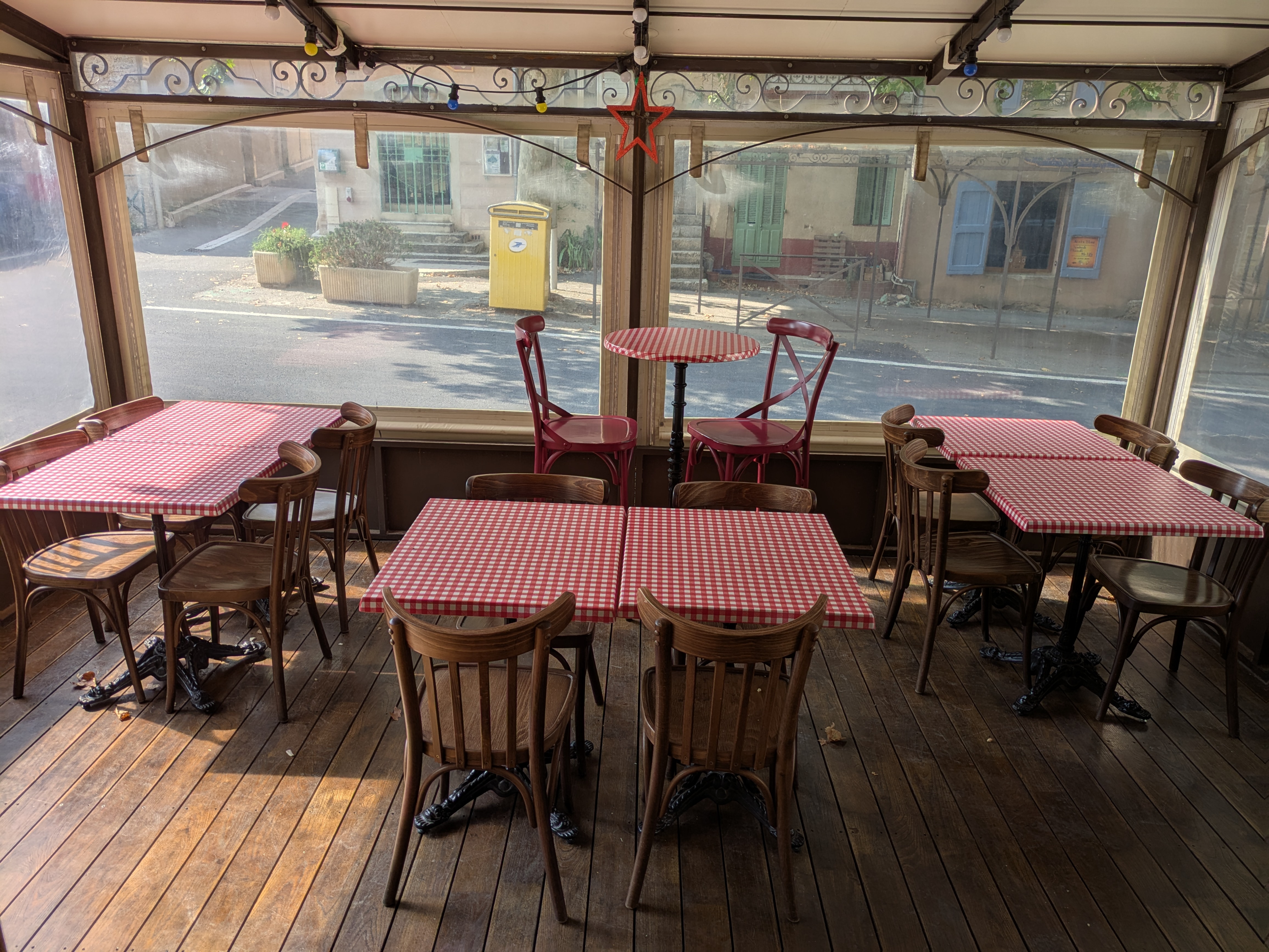 🌿 Changez de vie au cœur de la Provence – Fonds de commerce Épicerie, Bar, Restaurant + Appartement
Et si votre quotidien se transformait ?
Ici, à Pontevès, petit village provençal lové entre collines et champs parfumés, se trouve un lieu où l’on travaille avec plaisir et où chaque journée apporte son lot de rencontres et de rires.

Le Bar Epicerie de PASCALE, c’est :
☀️ Une épicerie qui dépanne, régale et fait découvrir les produits locaux.
🍷 Un bar-restaurant animé, où se retrouvent habitants, amis et voyageurs.
🌙 Des soirées à thème sous la tonnelle prêtée par la mairie, avec jusqu’à 90 convives.

📍 Infos clés :
•	Capacité : 62 places assises (intérieur + terrasses couvertes) + 30 supplémentaires pour événements
•	Licence IV et matériel complet
•	Clientèle : locale, fidèle, de passage et touristique 
•	Appartement de 70 m² inclus
•	Loyer imbattable : 17 € HT/mois 
•	Prix Fond de Commerce : 89 400 € hors stock (stock valorisé séparément)
•	4 mois de formation et d’accompagnement offerts
•	Chiffre d’affaires annuel moyen sur 3ans : 160 000 €

💛 Pourquoi ce lieu est unique :
Parce qu’ici, on vit au rythme des saisons.
Le matin, on partage un café avec les habitués.
L’après-midi, on conseille un cycliste de passage.
Le soir, on trinque avec des amis en terrasse, pendant que le soleil disparaît derrière les collines.
Si vous rêvez d’un commerce qui soit aussi un art de vivre, où travail et plaisir se confondent, alors Pontevès vous attend.

« La cession sera accordée au candidat présentant le projet le plus solide et l’expérience la plus adaptée, afin de pérenniser l’âme conviviale et familiale de ce lieu emblématique. »
📞 Contactez-nous pour visiter… et peut-être, commencer votre nouvelle vie.