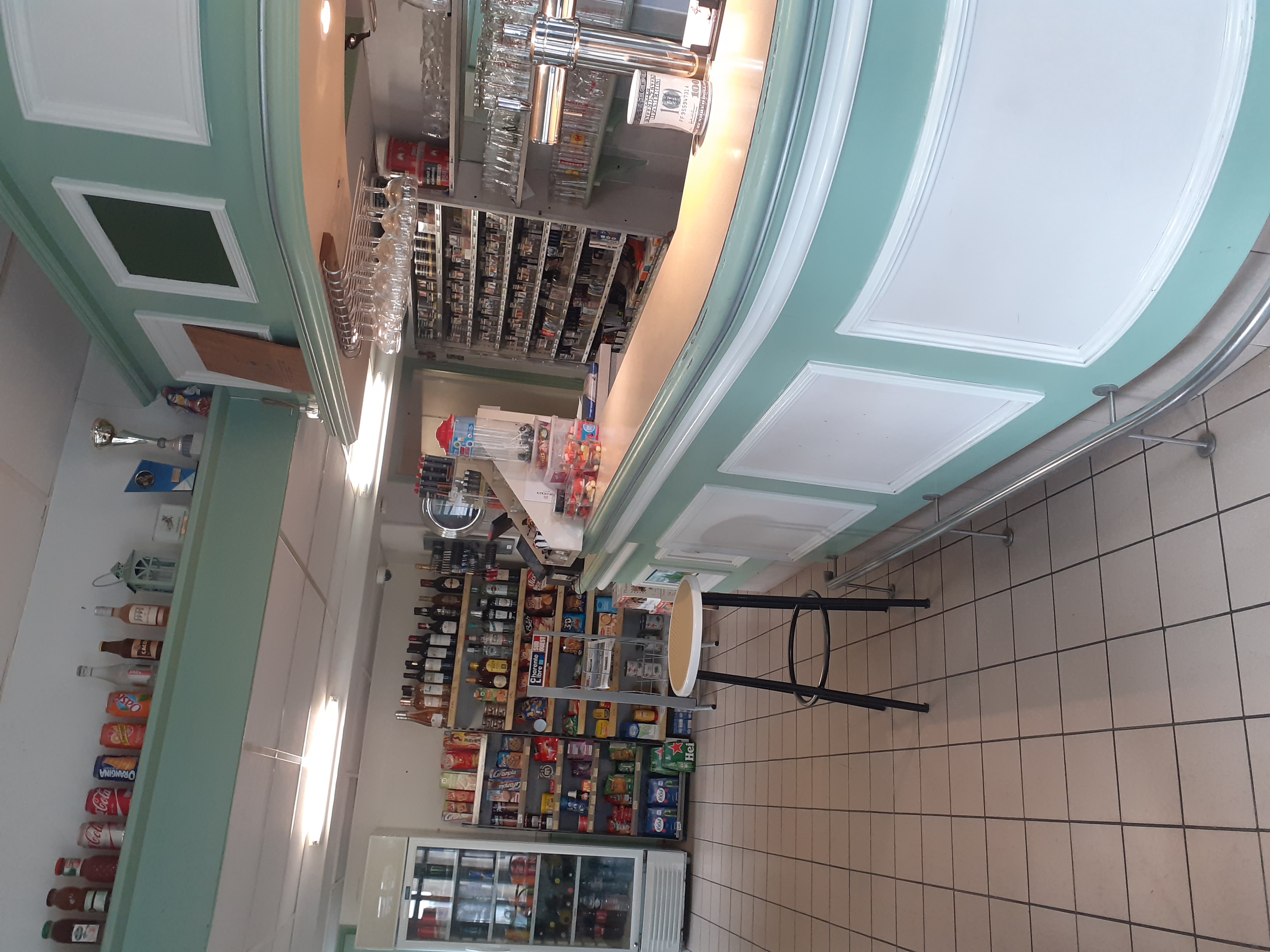 Vends fond de commerce bar tabac snack, petite restauration le midi, petite épicerie de dépannage, route très passagère Angoulême - la Rochelle, facile d'accès, parking à proximité, équipé de système de sécurité avec vidéosurveillance, climatisation pompe à chaleur air-air
Local appartenant à la mairie comprenant au RDC le commerce, WC et une petite cuisine, à l'étage un appartement avec cuisine - salon, SDB, WC, ainsi que 2 chambres et un débarras
Loyer très intéressant, actuellement inferieur à 400€
Possibilité de développer d'autres activités, comme la FDJ qui n'existe pas actuellement