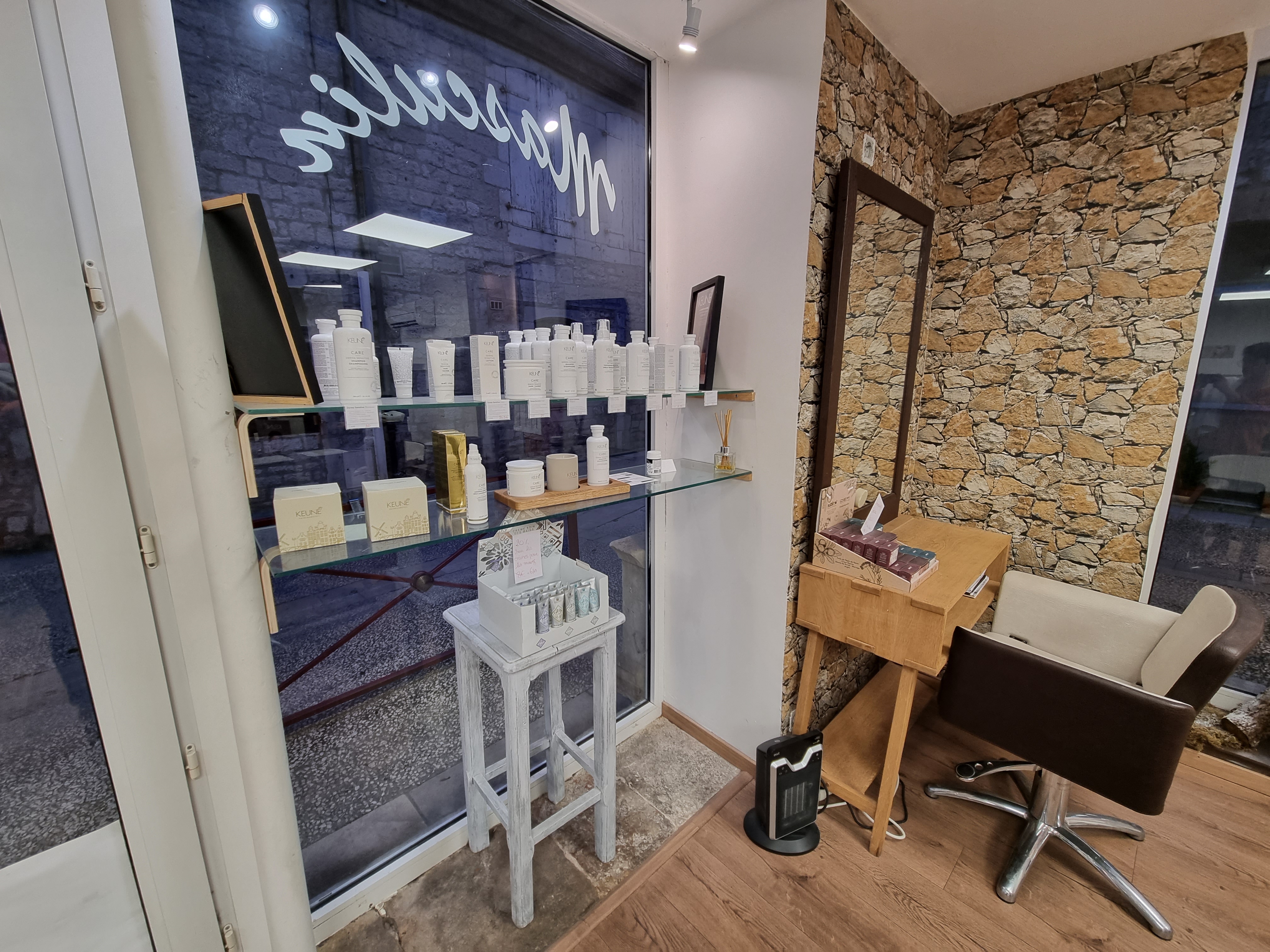 Vend fond de commerce salon de coiffure .
Situé au cœur de Gramat , le salon est mixte et dispose de tous les atouts pour une bonne reprise :
- 4 postes de coiffage et 2 bacs massants dans un espace de 40m2 climatisé .
-local refait à neuf en novembre 2019 .
- clientèle fidèle et flux touristique important 
- loyer de 520€ par mois .
Pour plus d’informations n’hésitez pas à me contacter .